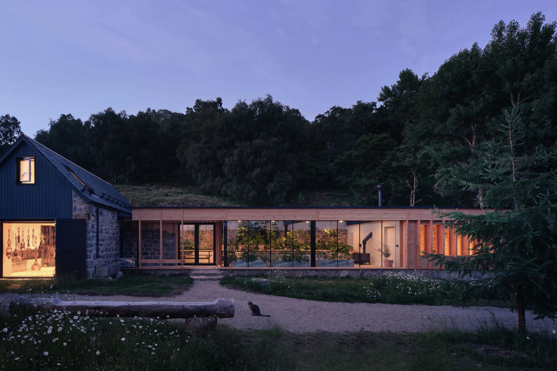An das Gewächshaus grenzt das Studio (links) der Künstlerin und Designerin Naomi Mcintosh an.