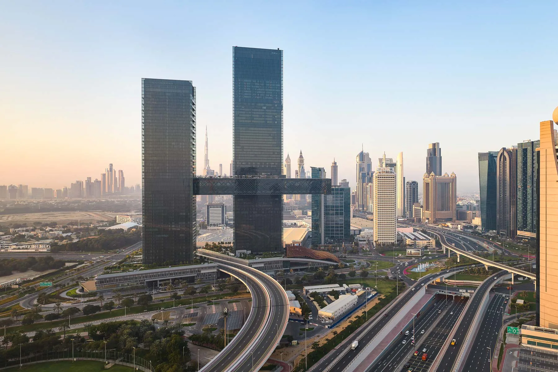 Die beiden Türme von Nikken Sekkei ragen mit 235 und 305 m in die Skyline von Dubai.