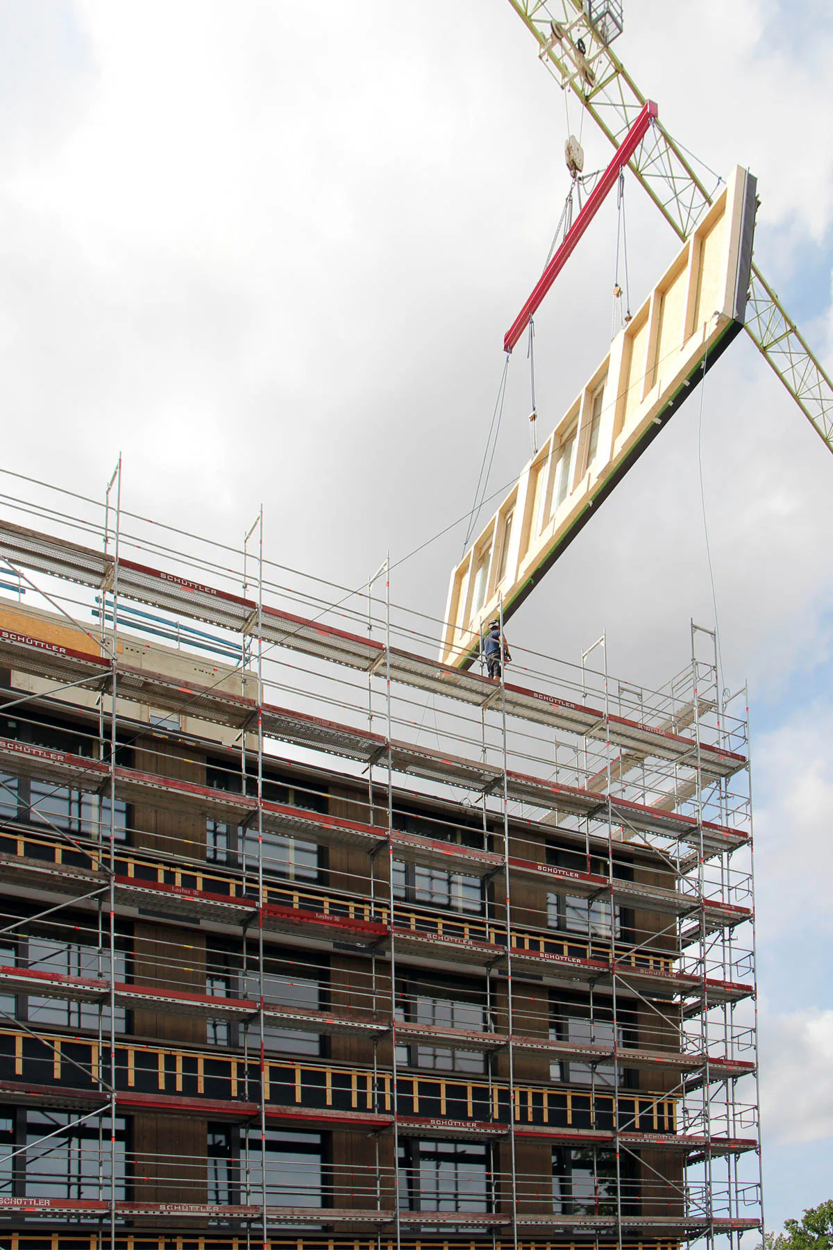 Montage großformatiger Außenwandelemente