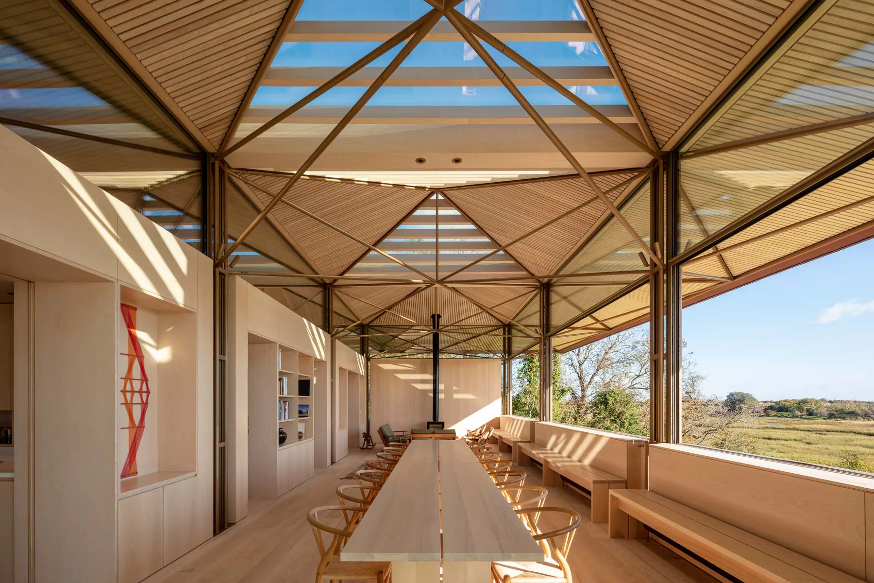 Wohnraum mit langer Tafel