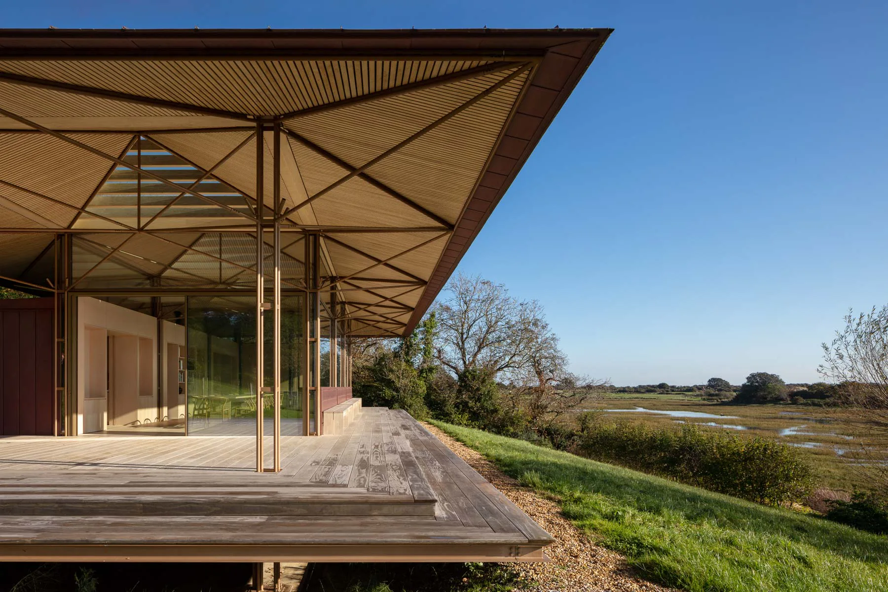 Eine Veranda verläuft rund um das Saltmash House.
