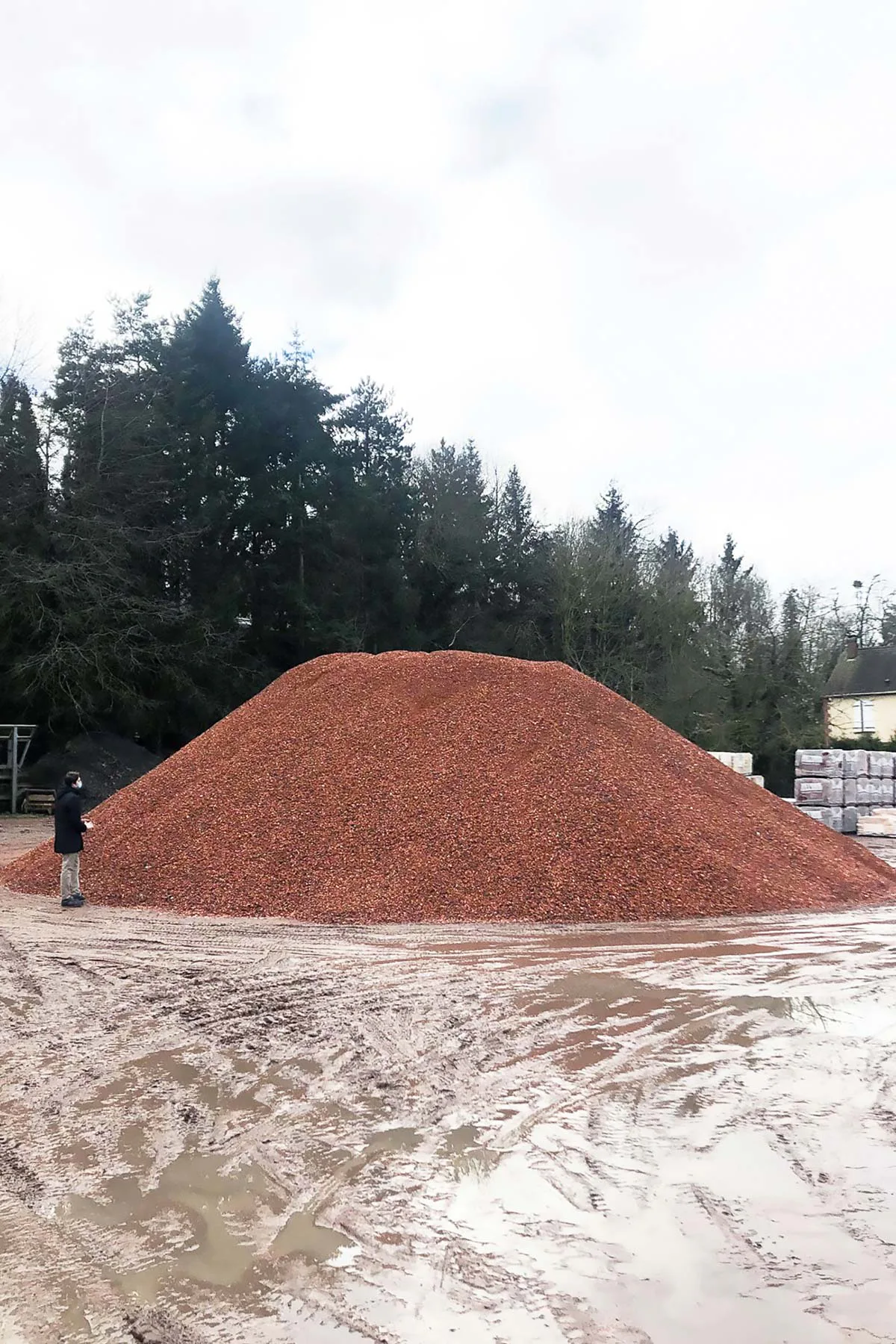 Ziegelsplit aus bei der Produktion angefallenen Ziegelabfällen
