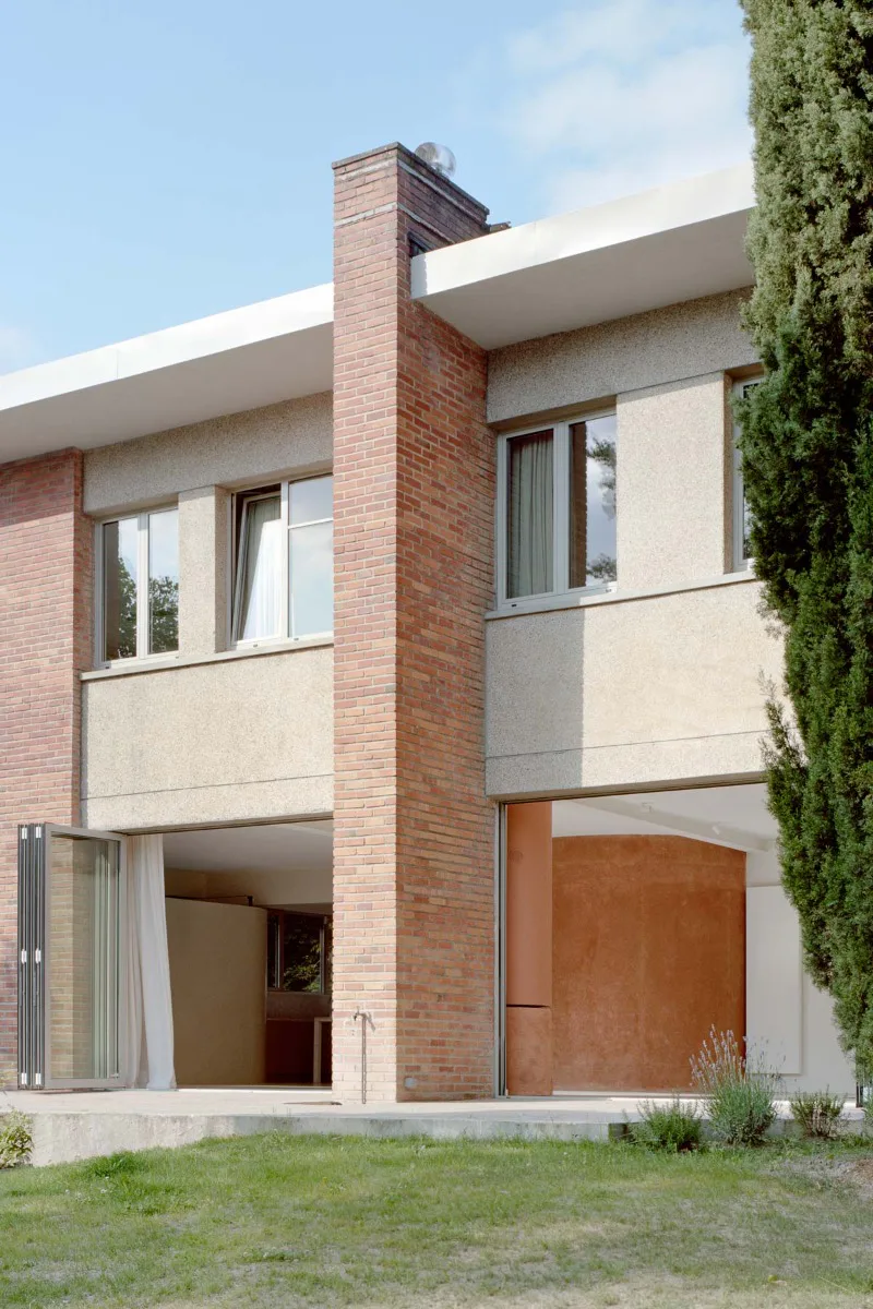 Das Besondere des Bestandsgebäudes sind die vertikalen Ziegelelemente an der Fassade.
