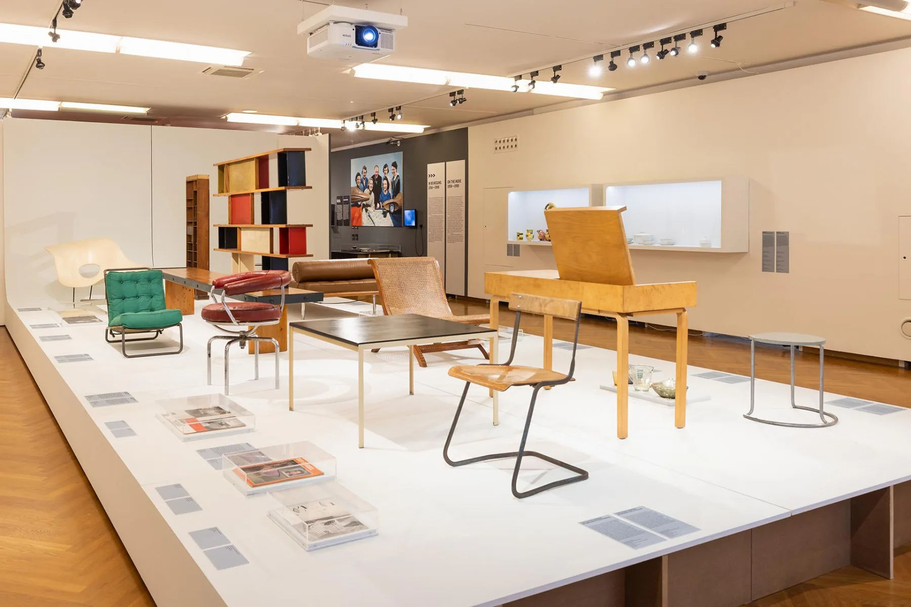 Blick in einen Ausstellungsraum der Schau „Here We Are! Frauen im Design 1900 – heute“, Möbelmuseum Wien, 2024