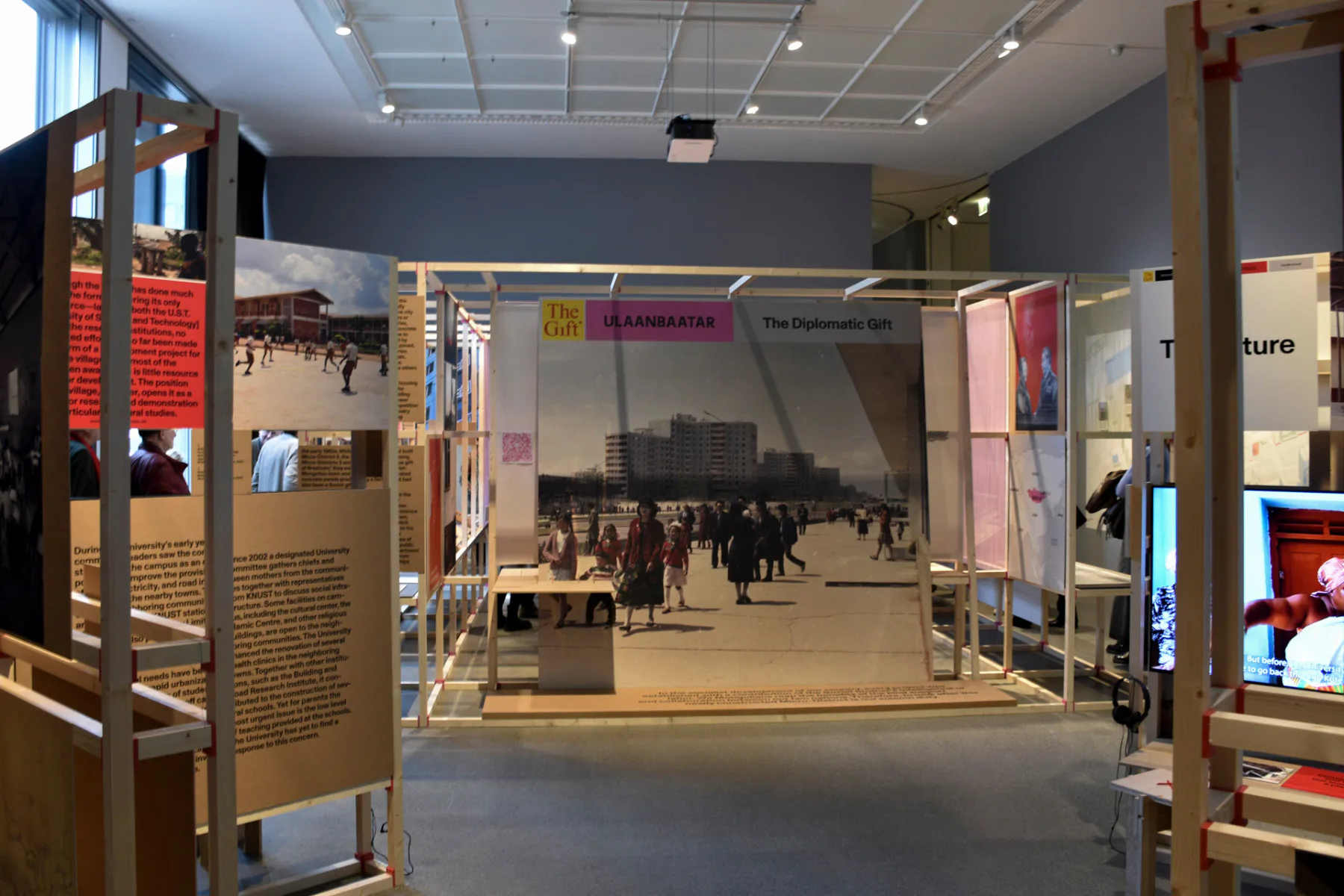 Blick in die Ausstellung The Gift im Architekturmuseum der TUM