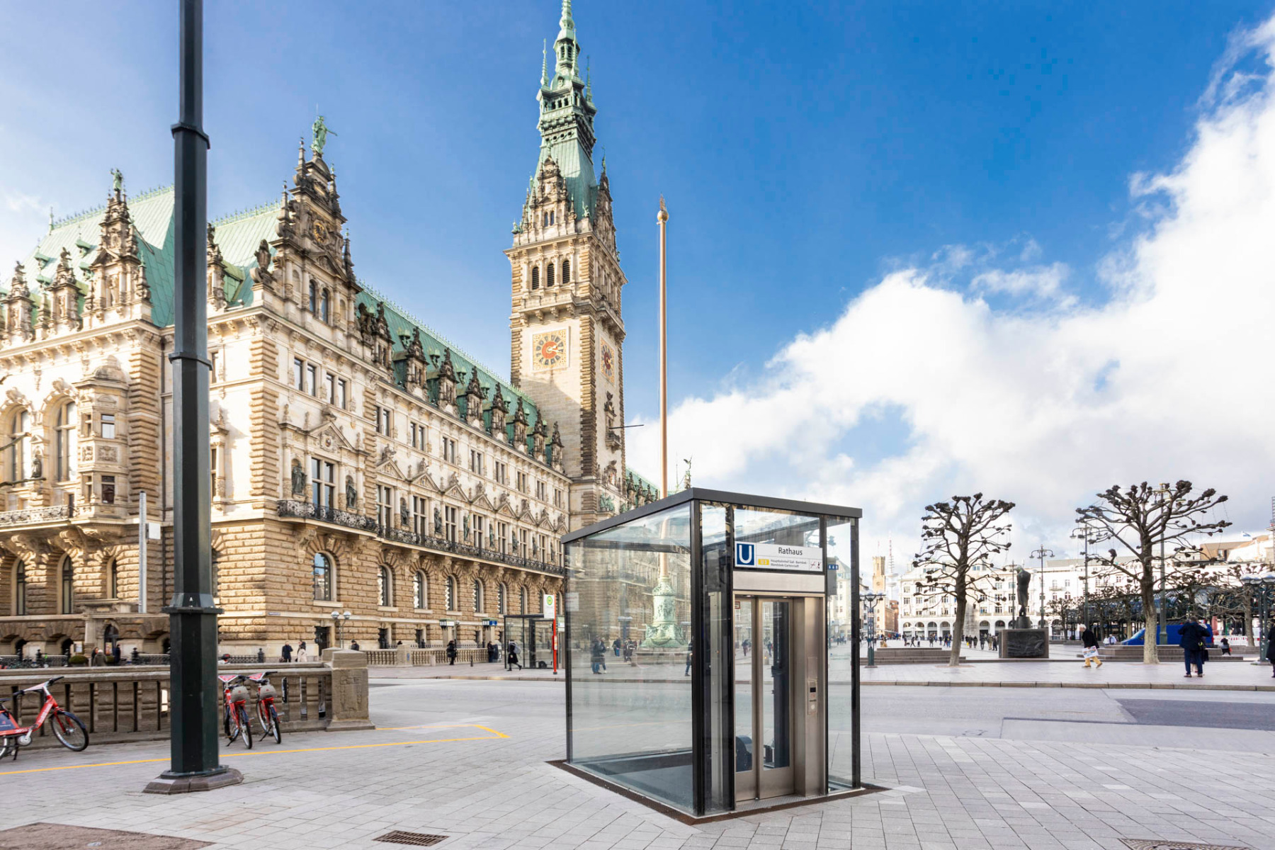 Gläserne Aufzüge für Hamburgs U-Bahnhof Rathaus