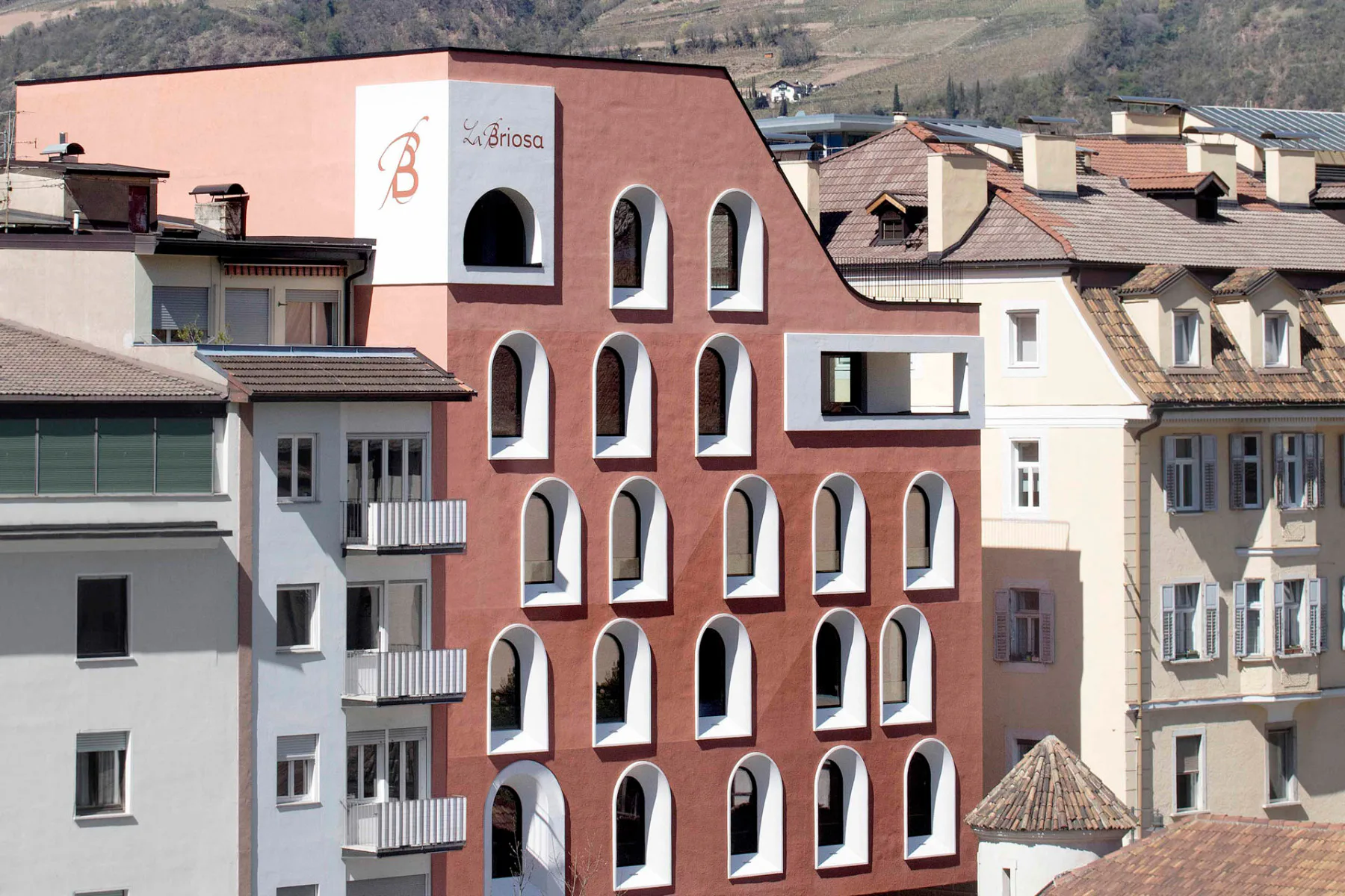Beim Hotel La Briosa im Stadtzentrum von Bozen ruht die Erweiterung in Massivholzbauweise auf einem historischen Mauerwerksbau.