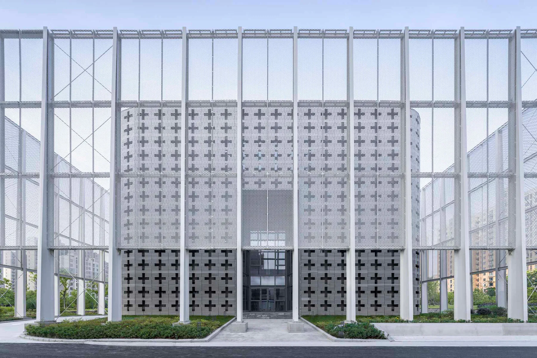 Mit Screens aus Streckmetall grenzt sich die Fengxian Qixian Jesus Church von der Straße ab.