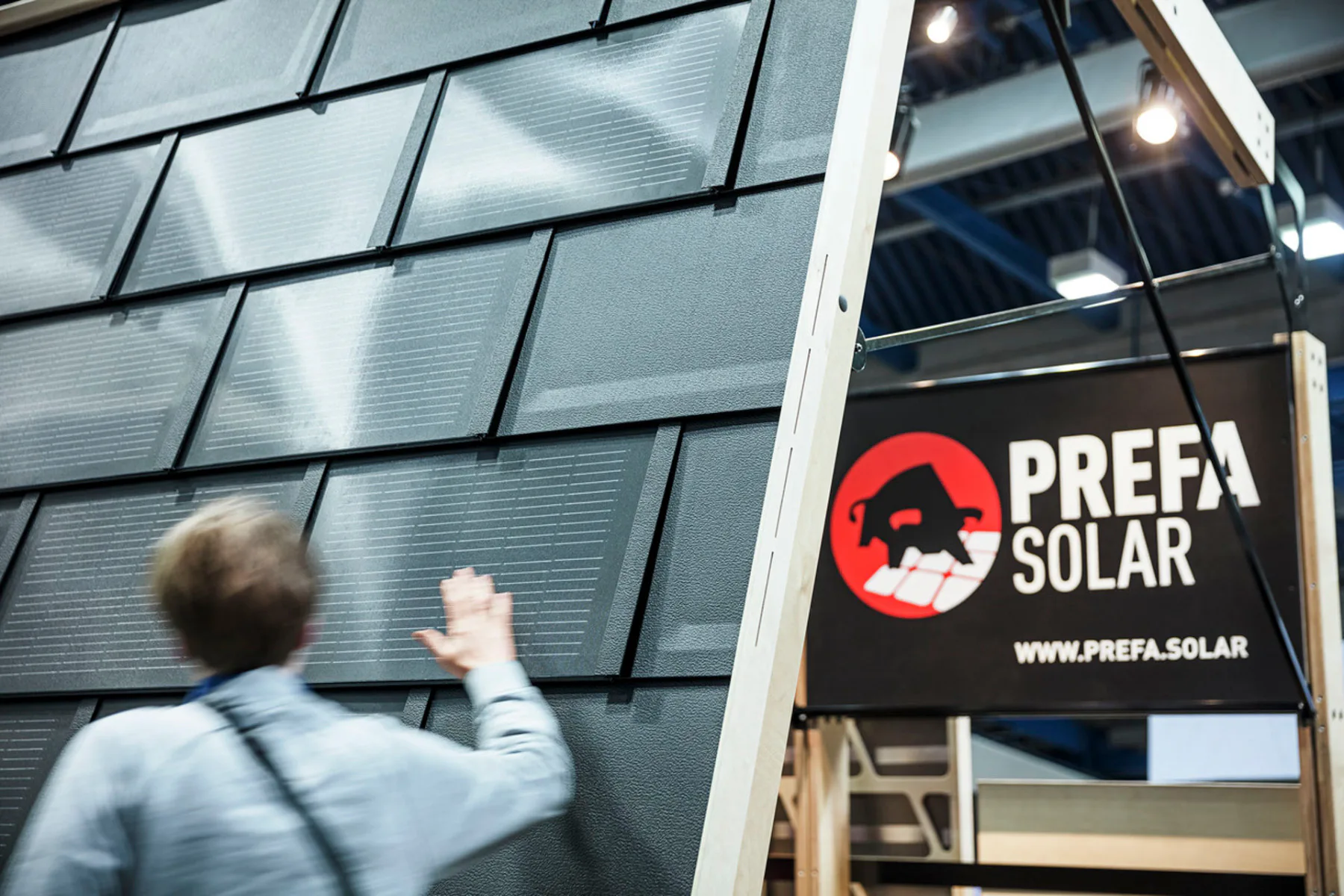 Mit Solardachplatten lassen sich – zusammen mit regulären Prefa-Elementen – elegante Indach-PV-Lösungen verwirklichen.