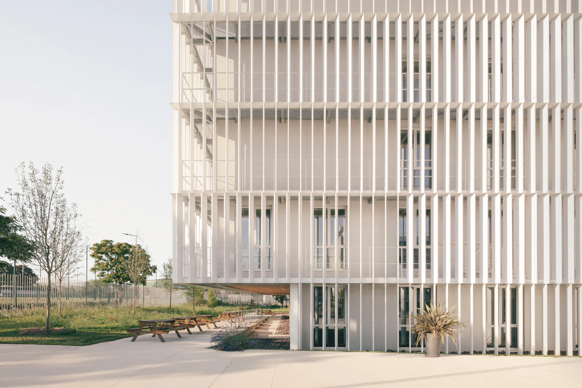 Die Fassade besteht aus einer leichten Struktur aus vertikalen Metalllamellen.