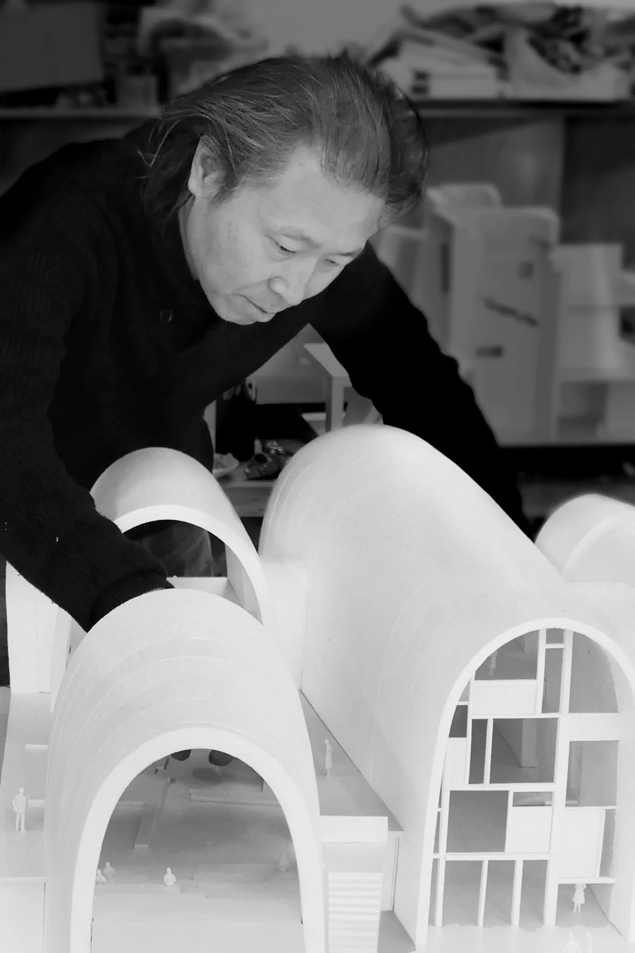 Zhu Pei bei der Arbeit am Modell des Jingdezhen Imperial Kiln Museum