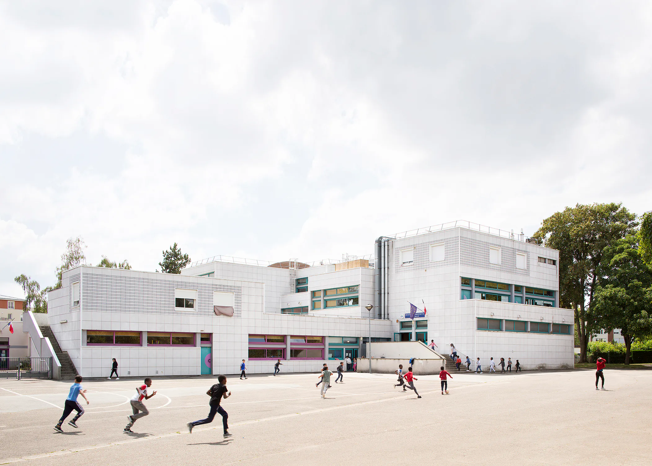 Die Schule vor dem Umbau: Metallelemente verstecken den Baukörper.