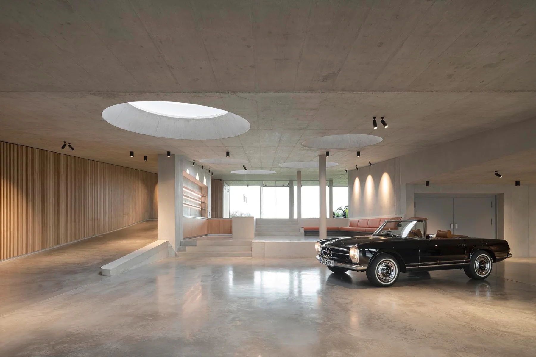 Das Haus bietet Platz für 20 bis 30 Mitarbeitende und die Classic Car Collection des Bauherrn.