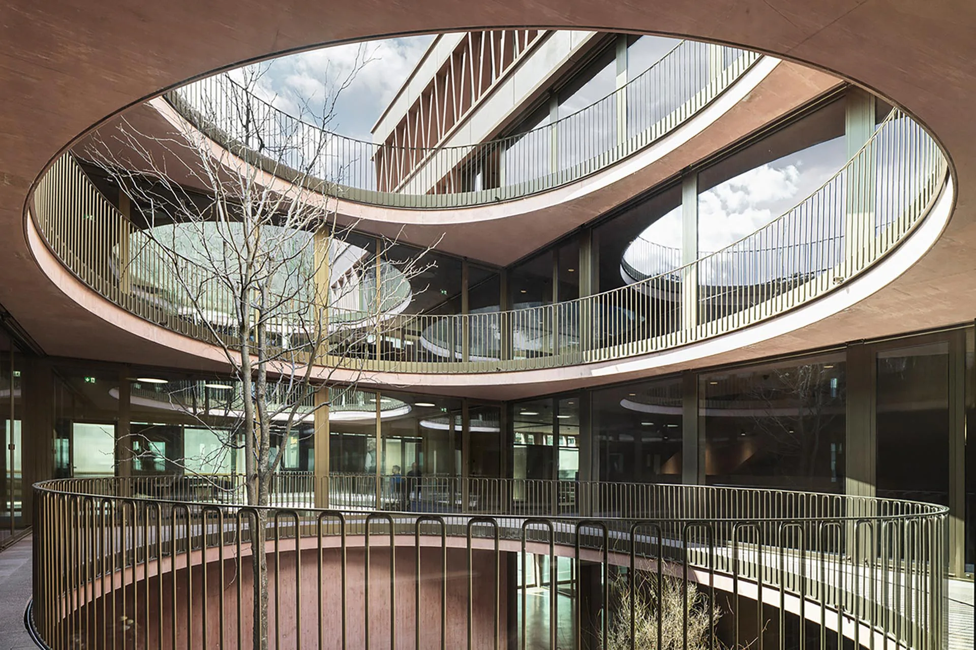 Ovale Galerien umgeben den Innenhof im Zentrum der neuen Firmenzentrale.