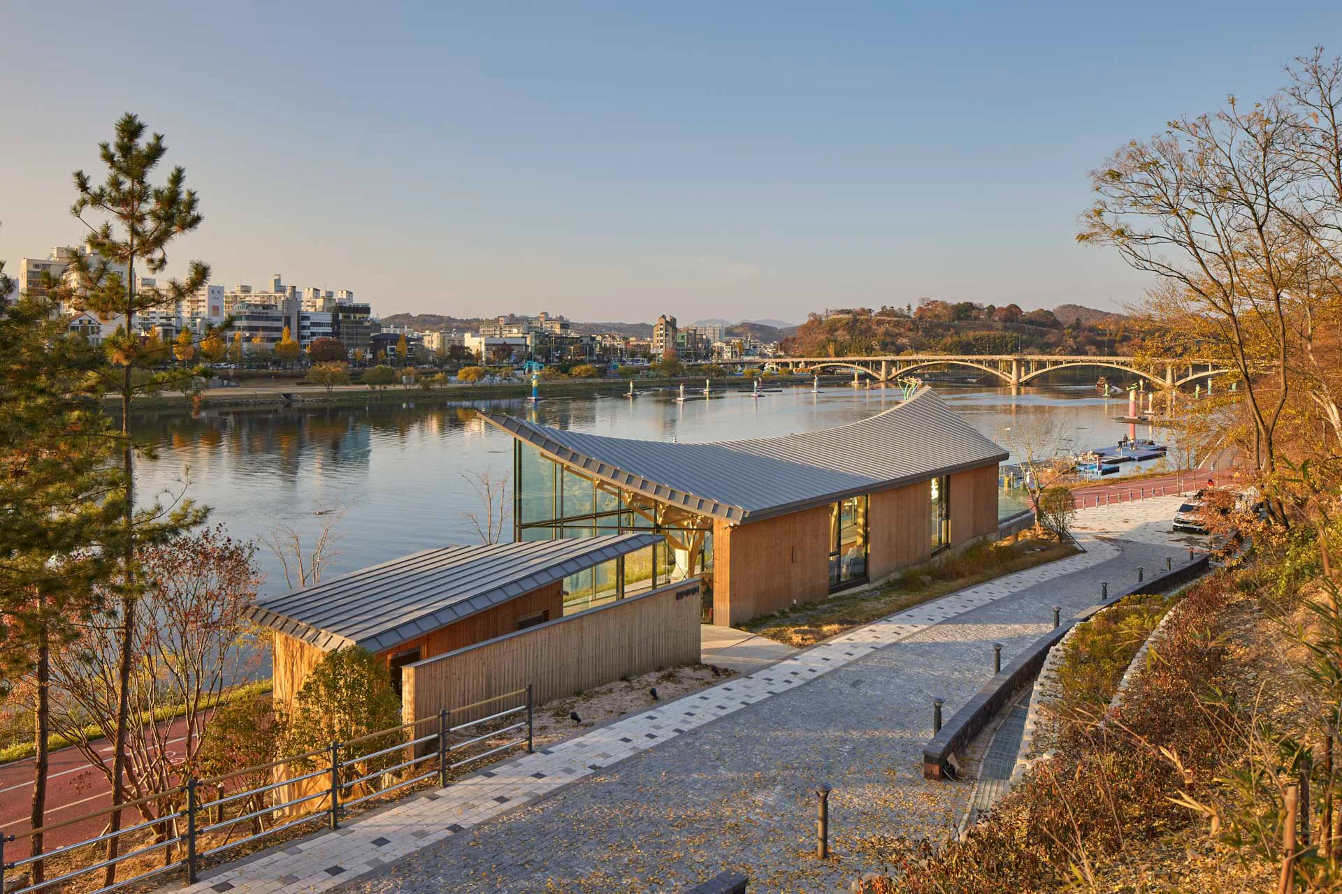 Der Pavillon of Floating Lights steht am Ufer des Namgang, schräg gegenüber dem historischen Stadtzentrum.