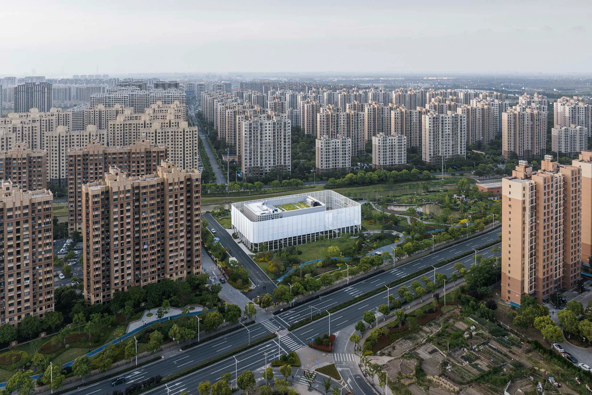 Hell strahlt der Neubau inmitten der Wohnblocks der Qixian Town südlich von Shanghai.