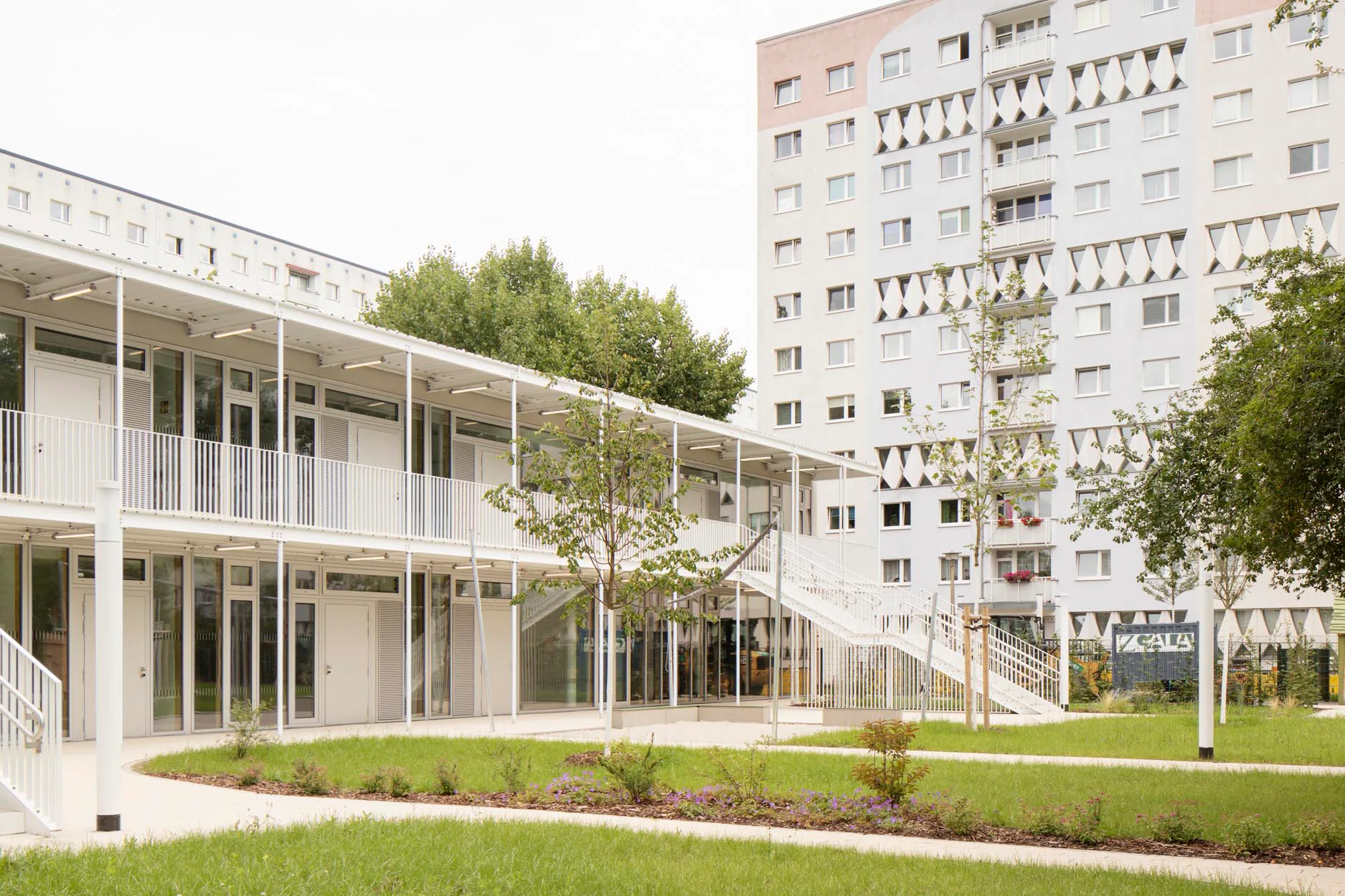 Die neue Kindertagesstätte in Leipzig fügt sich mühelos in die Hofstruktur ein.