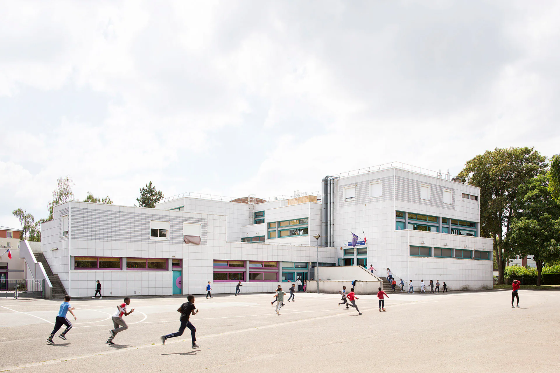 Pre-renovation: metal elements hide the structure.