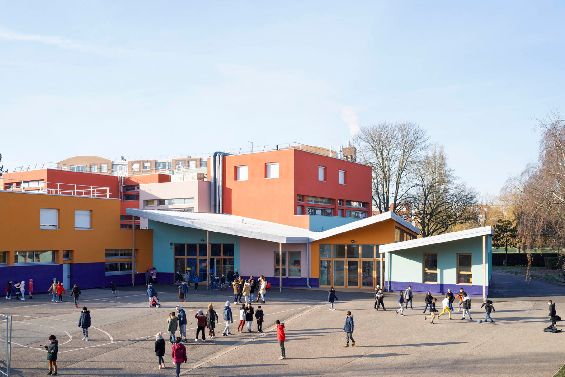 Farbenfroh lernen Kinder in der Grundschule nahe Paris.