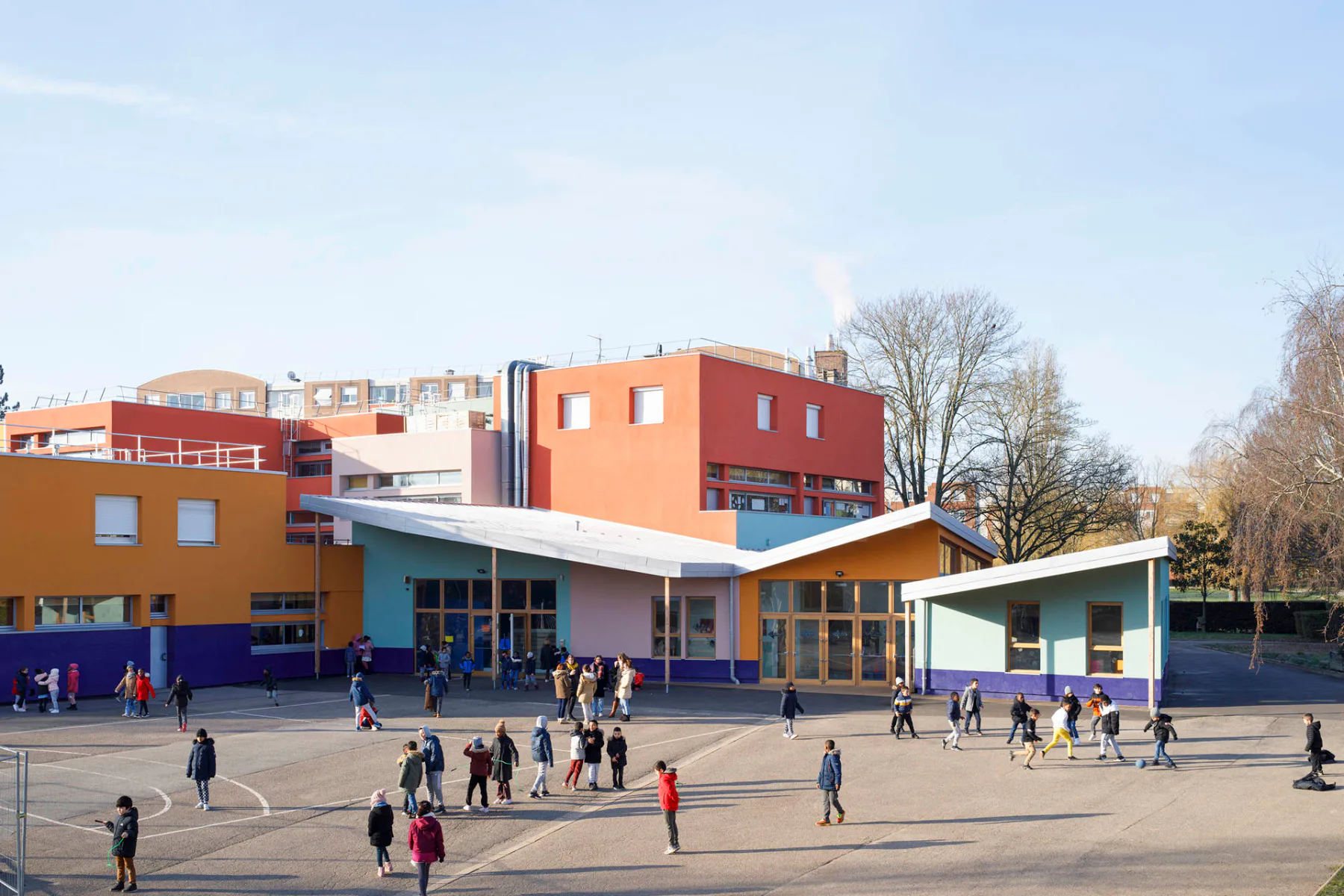 Farbenfroh lernen Kinder in der Grundschule nahe Paris.