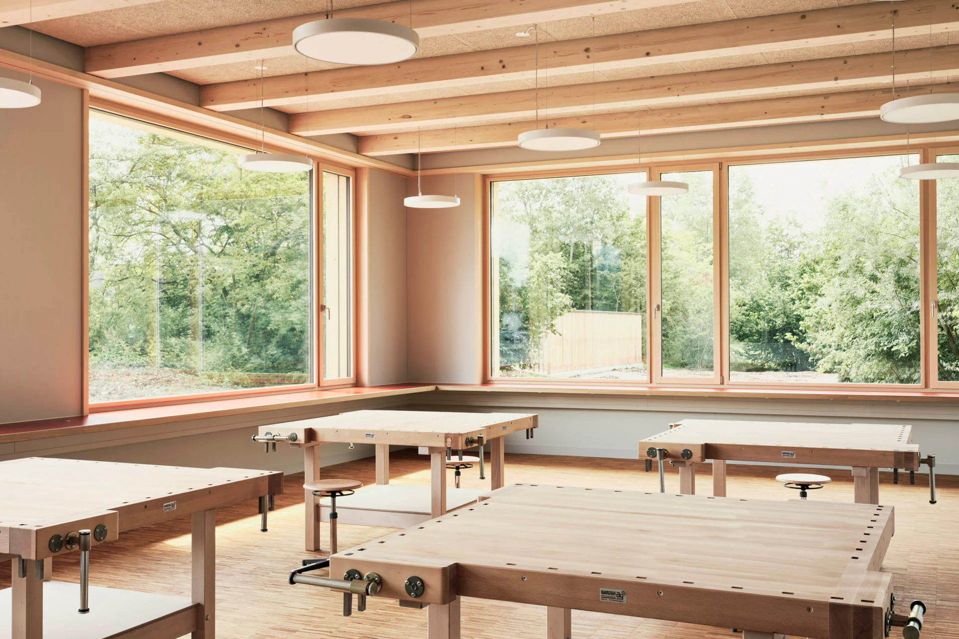 Die Schule zeichnet sich durch ihre großzügigen, hellen Räume aus.