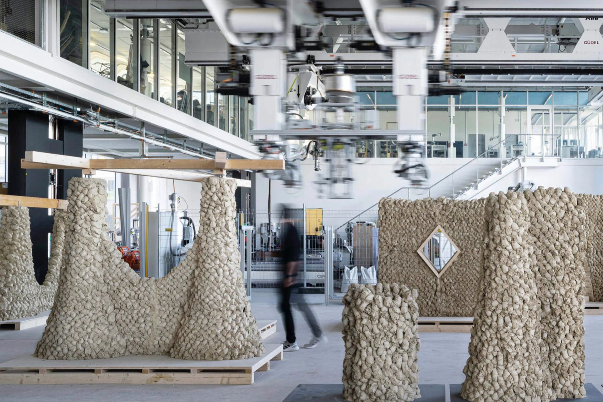 Impact Printing ist ein robotergestütztes Bauverfahren zur Herstellung von Freiformstrukturen aus einem erdgebundenen Material.