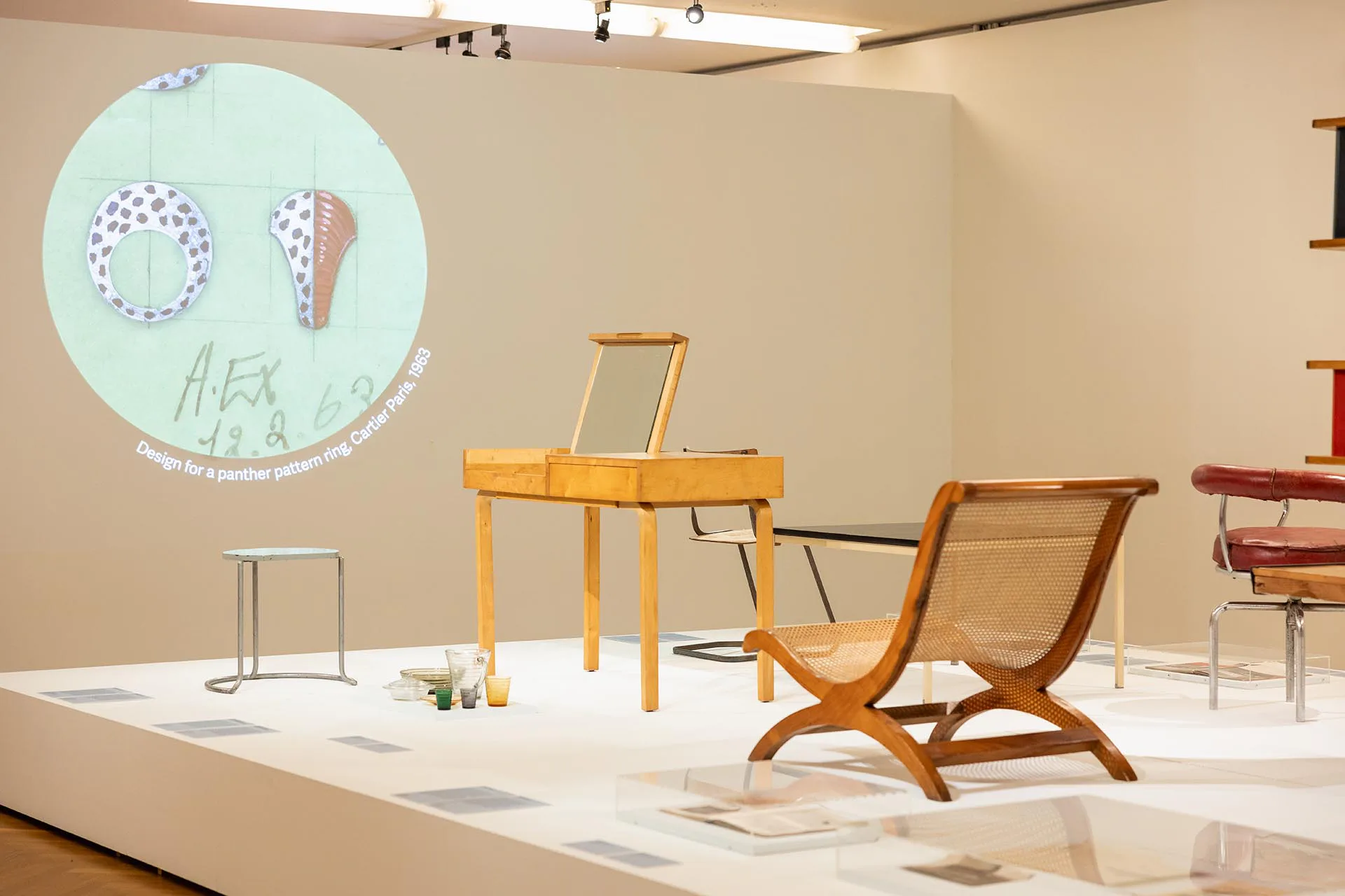Blick in einen Ausstellungsraum der Schau „Here We Are! Frauen im Design 1900 – heute“, Möbelmuseum Wien, 2024