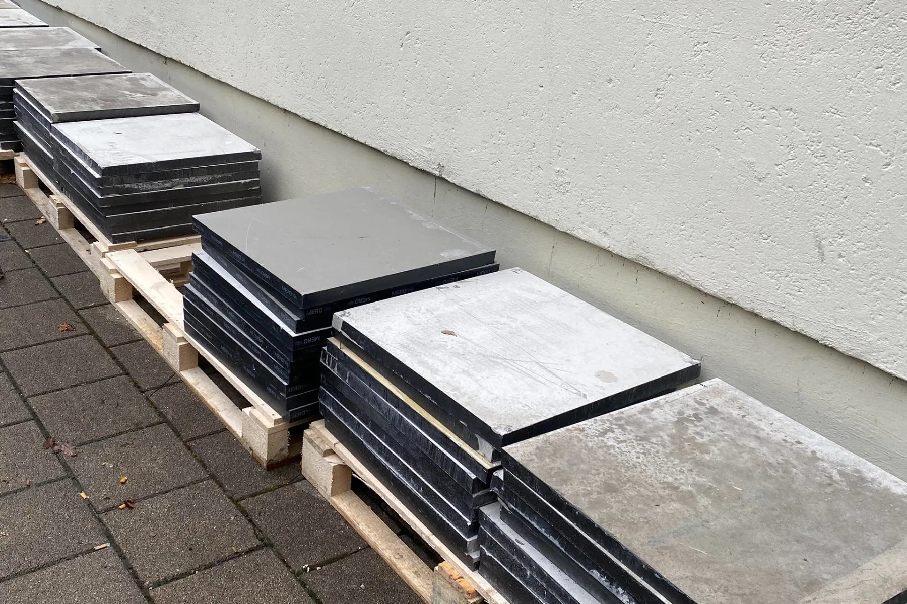 Für die Doppelbodenplatten Loop bietet Lindner ein Rücknahmemodell an, bei dem das Produkt aufbereitet und an anderer Stelle wieder eingebaut wird.