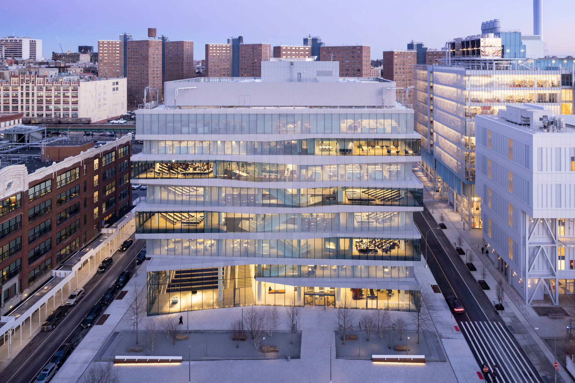 Bei der David Geffen Hall zeigen die Verglasungen der Fensterbänder verschiedene Transparenzgrade.