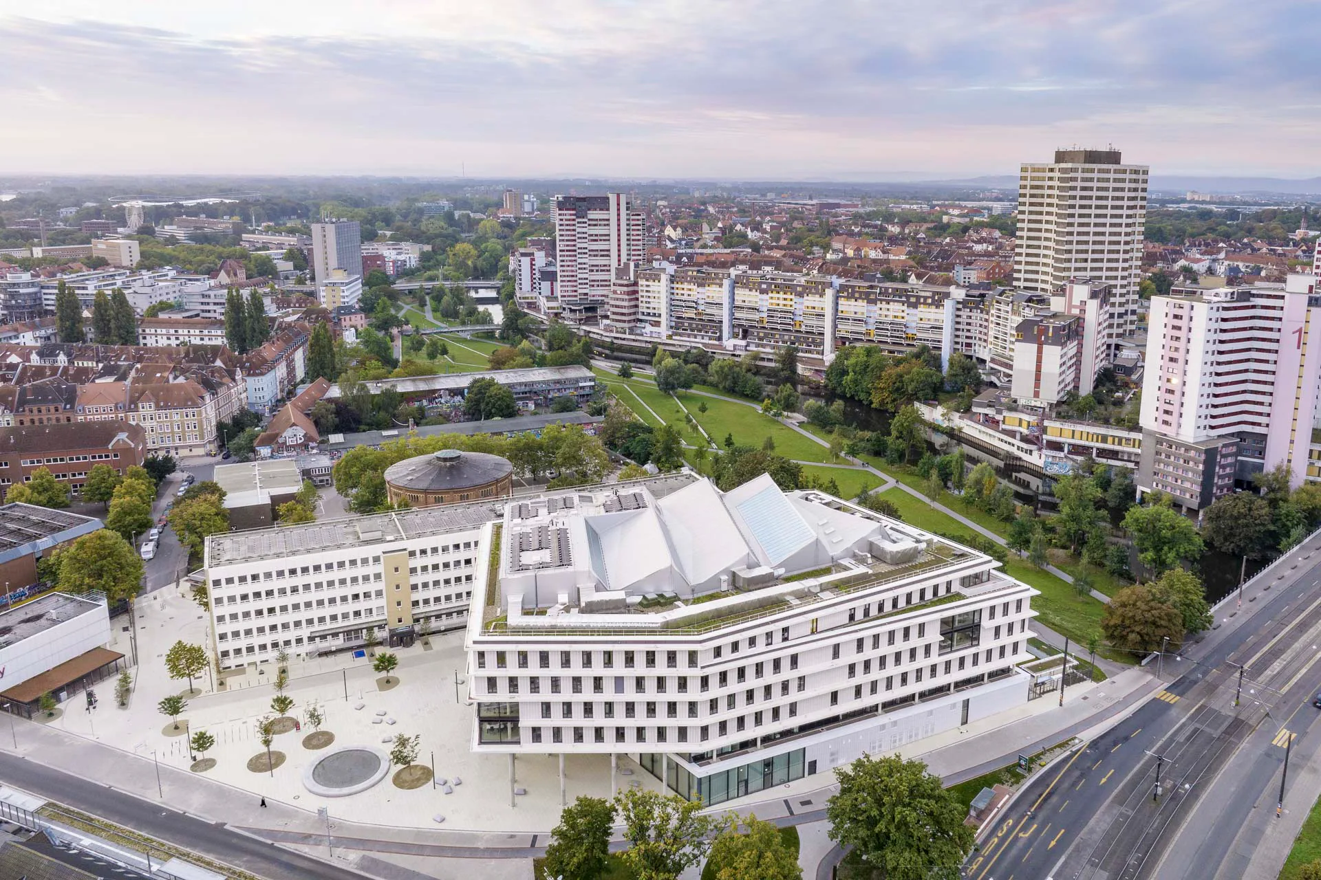 Die gefaltete Dachlandschaft lässt das große Atrium erahnen, das sich darunter befindet.