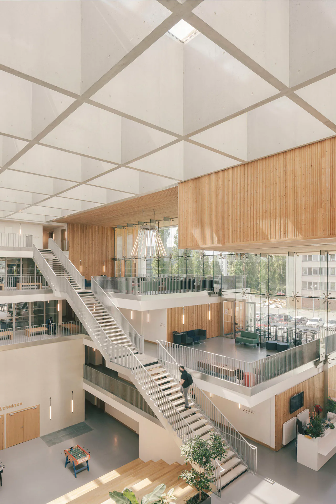 Das zentrale Atrium bildet das kommunikative Herzstück der Hochschule.