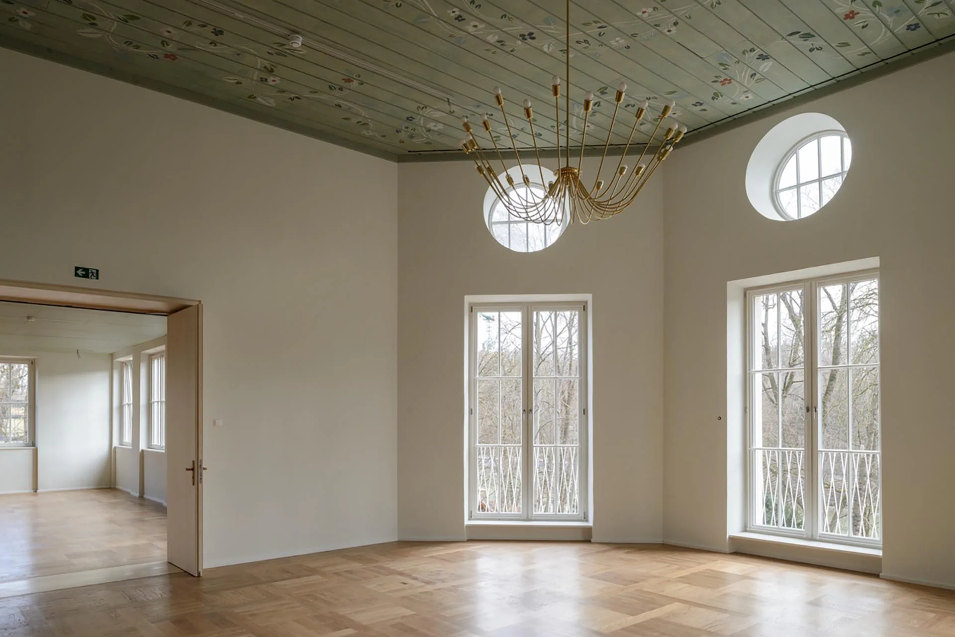 Eine bemalte Decke im Obergeschoss kam bei den Umbauarbeiten wieder zum Vorschein. Sie verleiht dem Raum wieder seinen historischen Charakter.