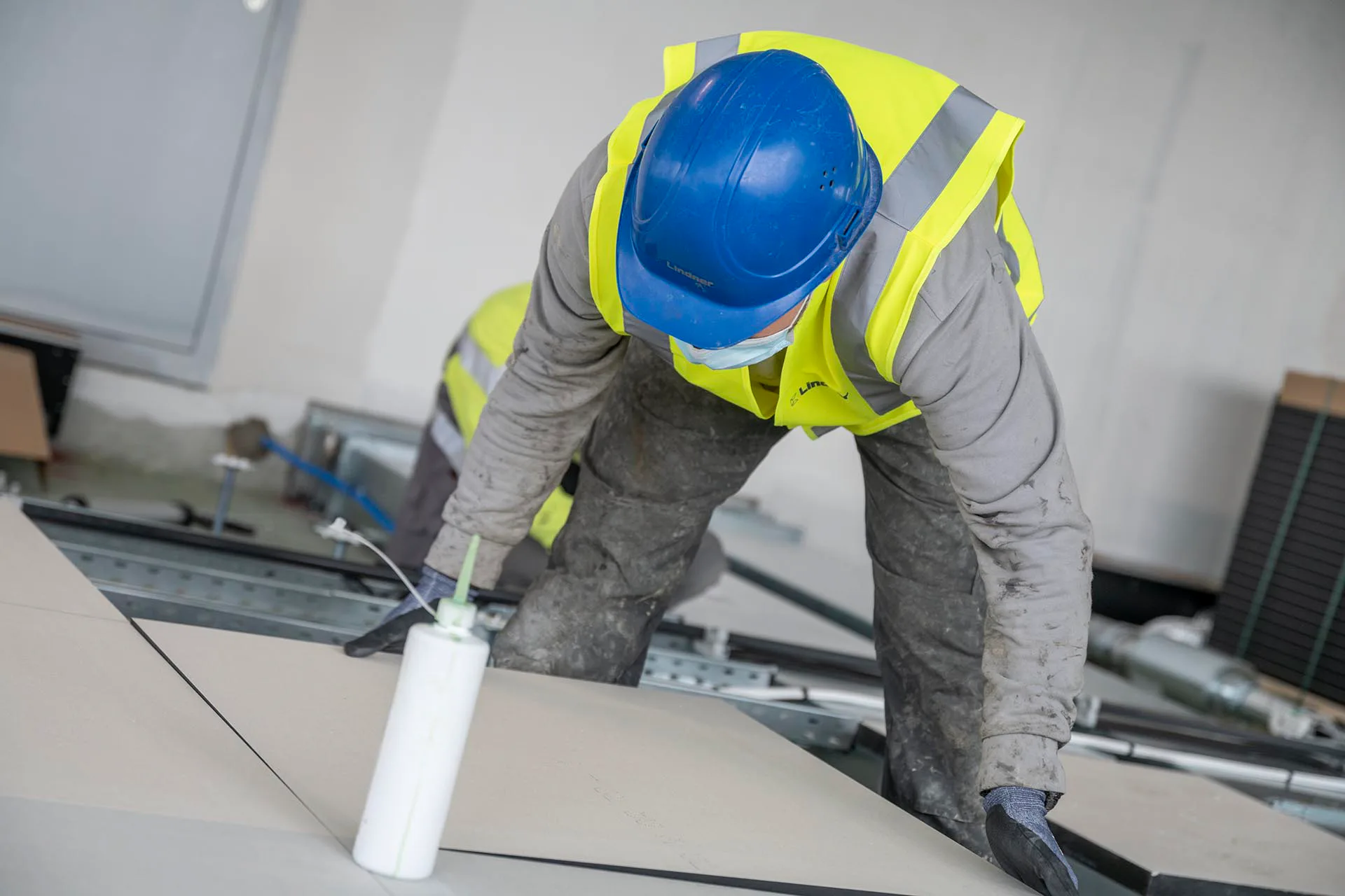 Montage von Lindner Doppelbodenplatten im Projekt Roche