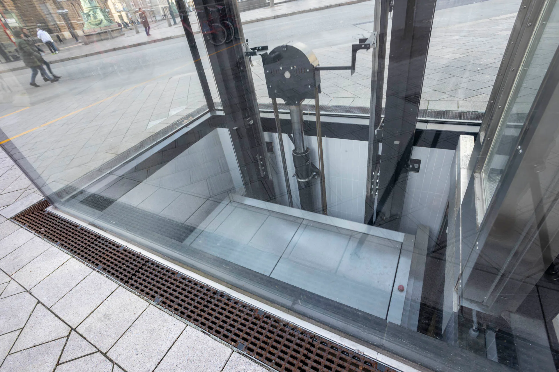 Der Aufzug wird indirekt hydraulisch mit Seilumlenkung betrieben