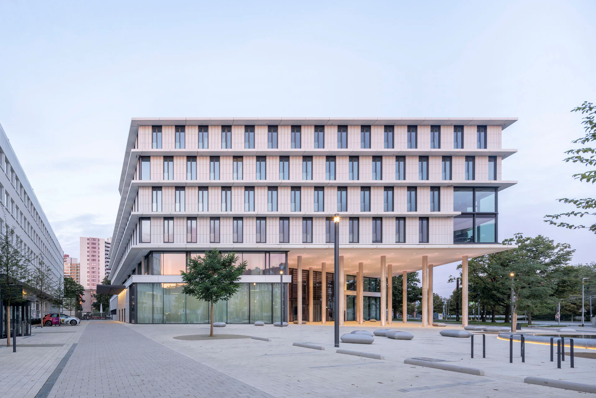 Auskragende Geschossdecken gliedern den Neubau in der Horizontalen und mildern die passivhaustypische Kompaktheit etwas.