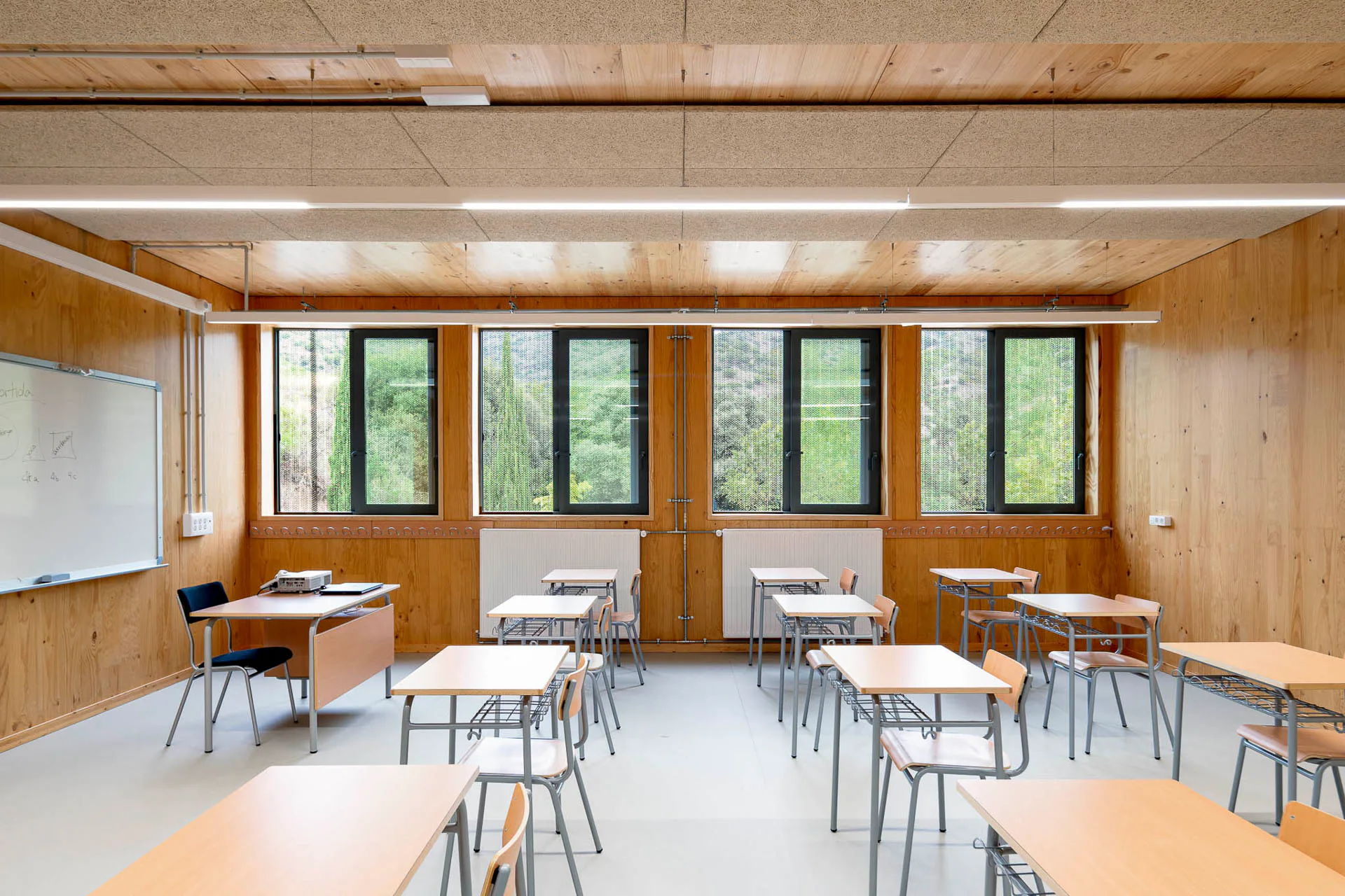 Auch die Klassenzimmer sind durch die warm wirkenden Holzoberflächen bestimmt.