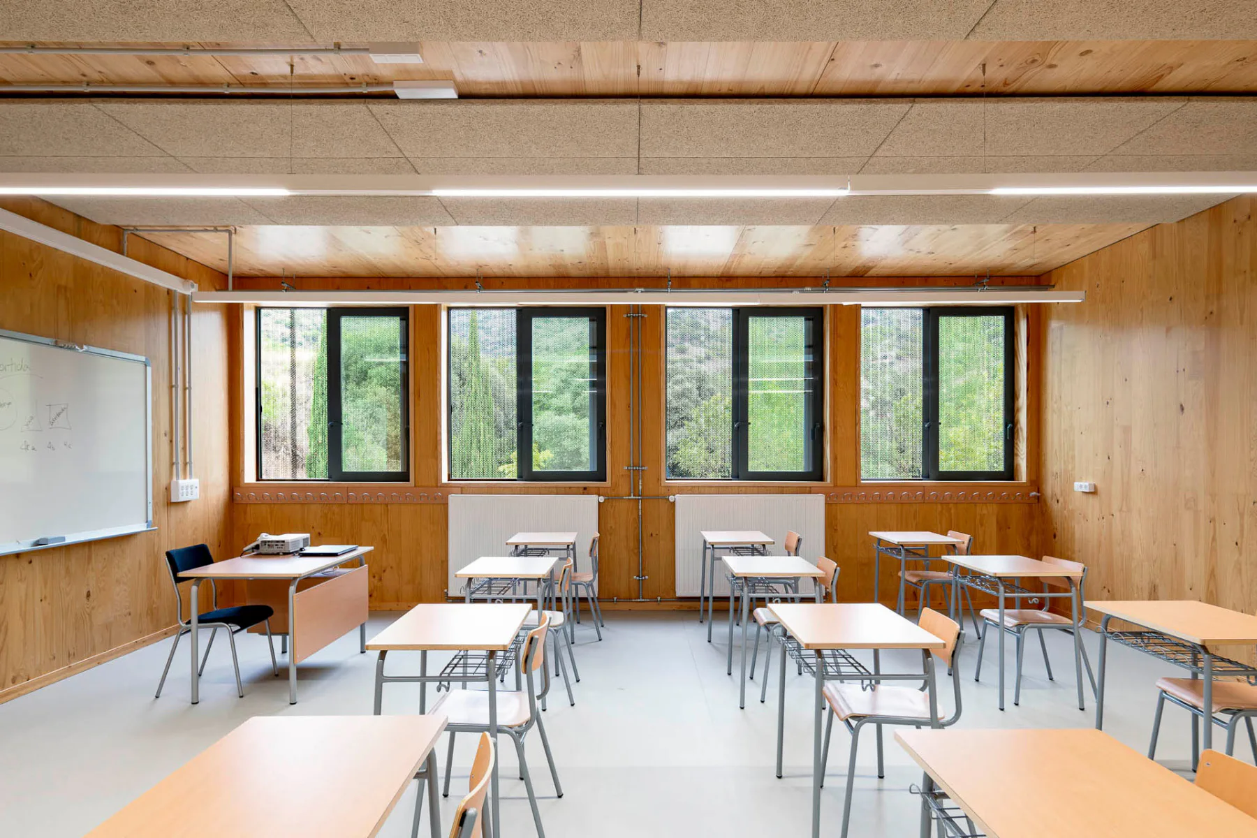 Auch die Klassenzimmer sind durch die warm wirkenden Holzoberflächen bestimmt.