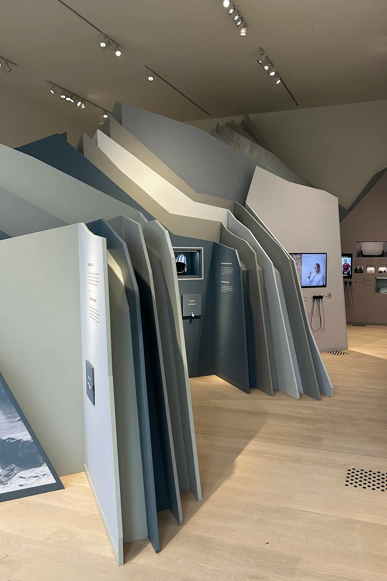 Blick in die neue Dauerausstellung „Darum Berge“.