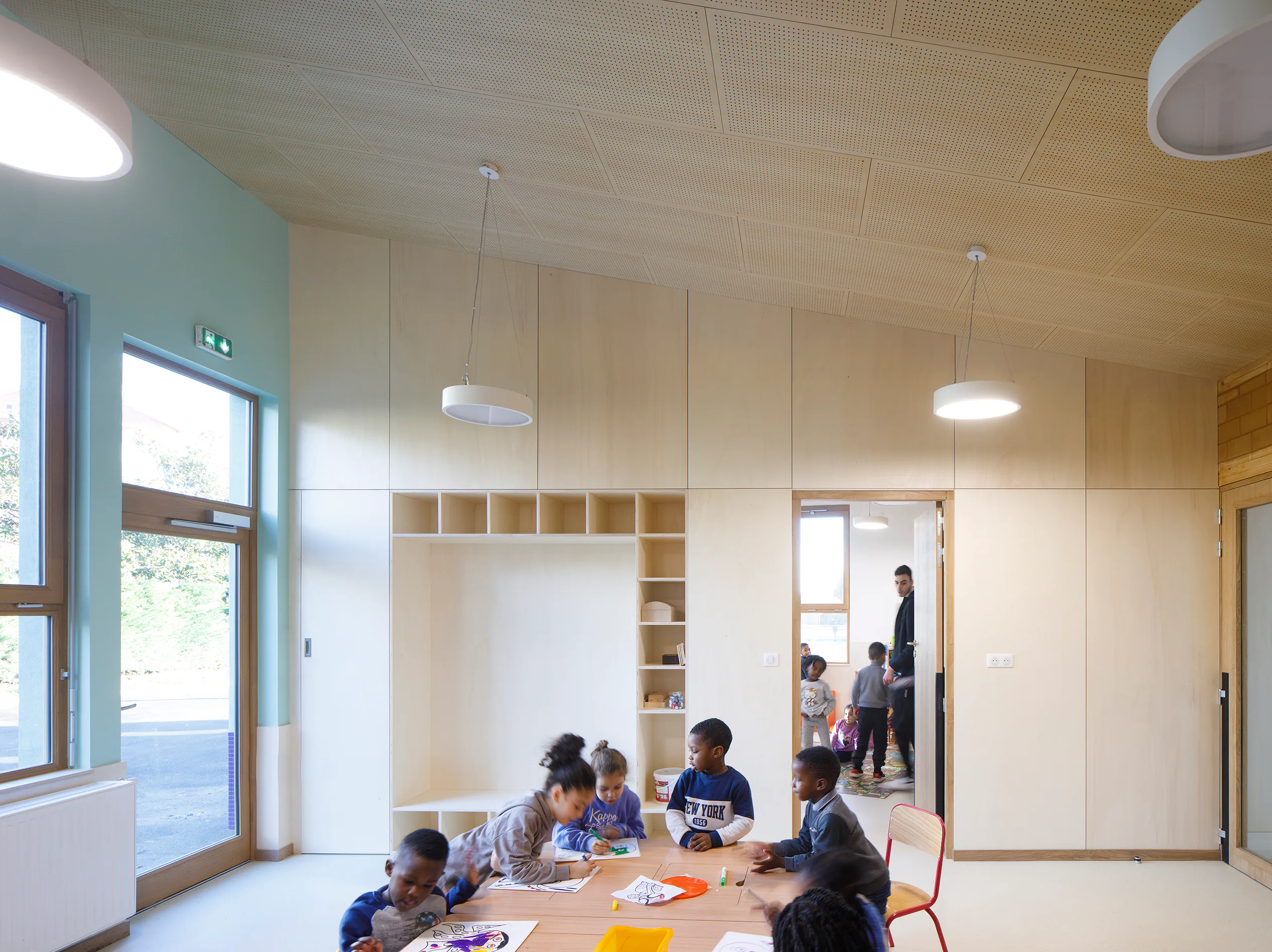 Die Einbauten sind multifunktional und richten sich nach den Bedürfnissen der Kinder.