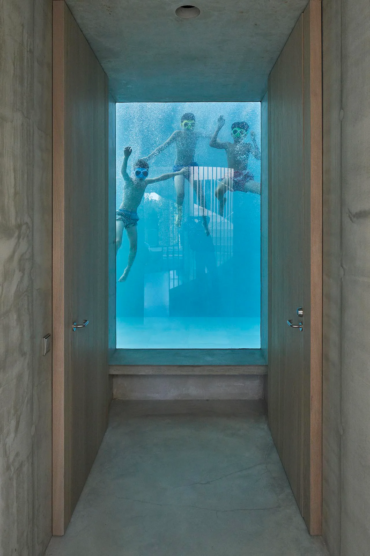 Blick aus dem Untergeschoss in den Pool