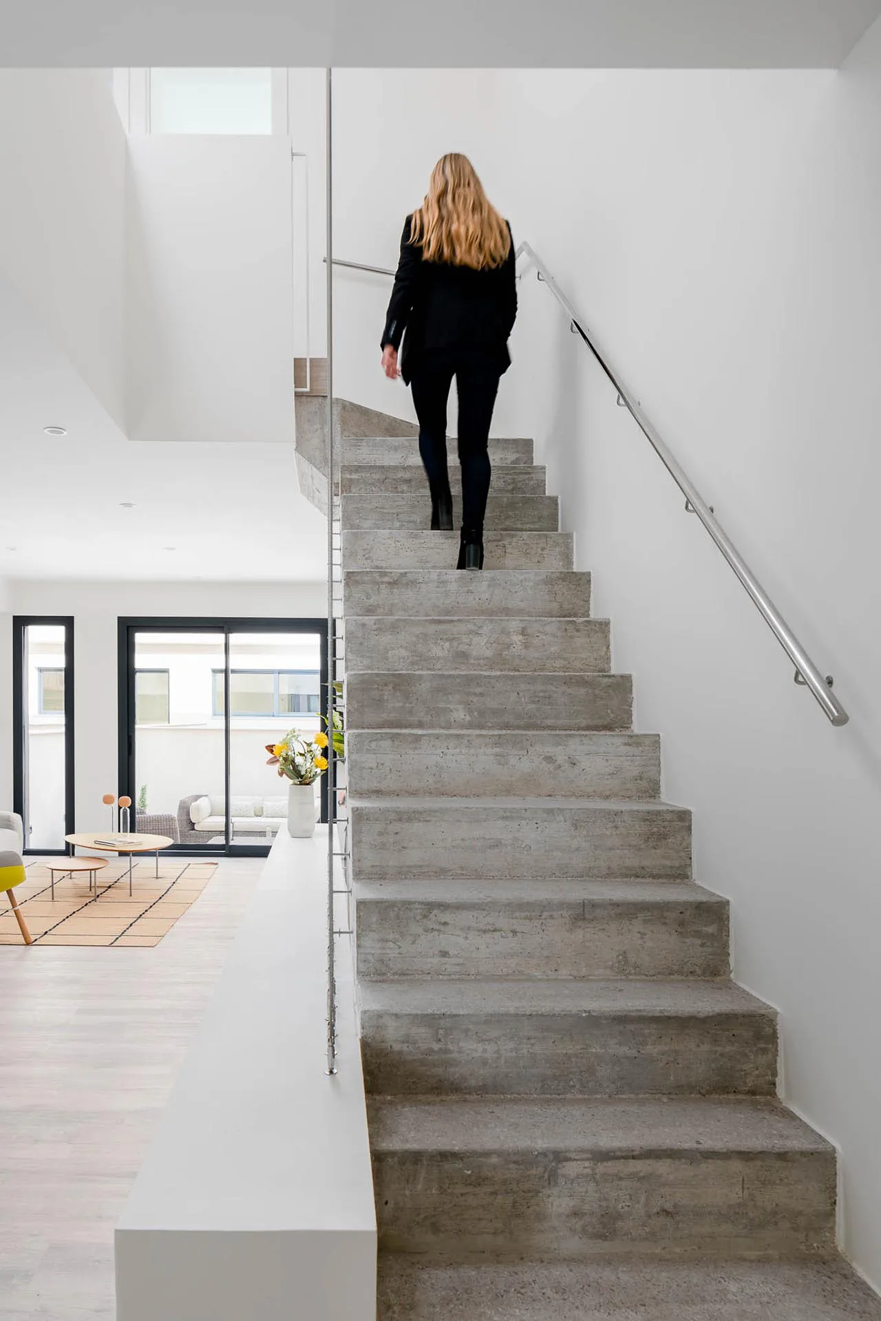 Die Treppe aus Sichtbeton ist Erschließung und raumbildendes Element zugleich.