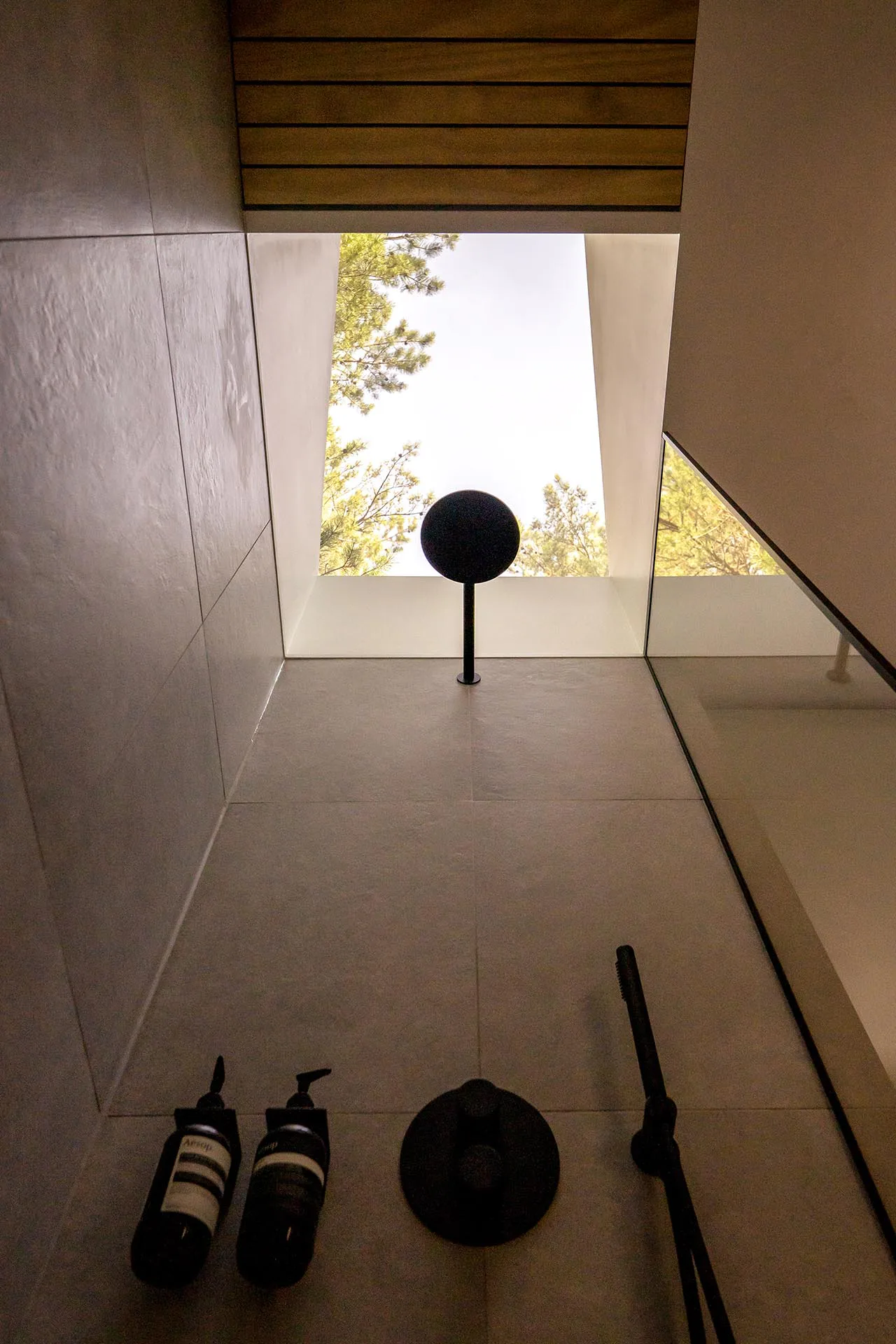 Ein Fenster in der Dachschräge bringt Licht herein.