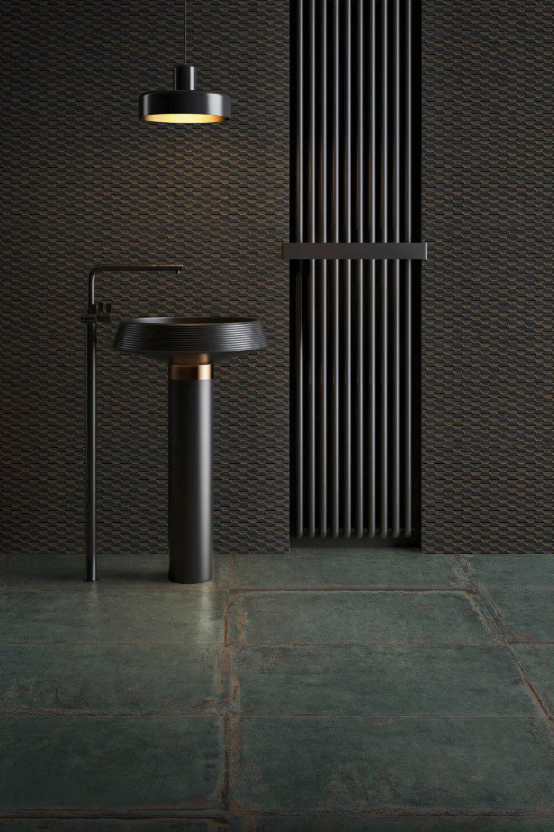 Aparici´s Fliesenkollektion Steel erinnert an gealterten, gewalzten Stahl und verbindet industrielle Ästhetik mit zeitgenössischer Eleganz.