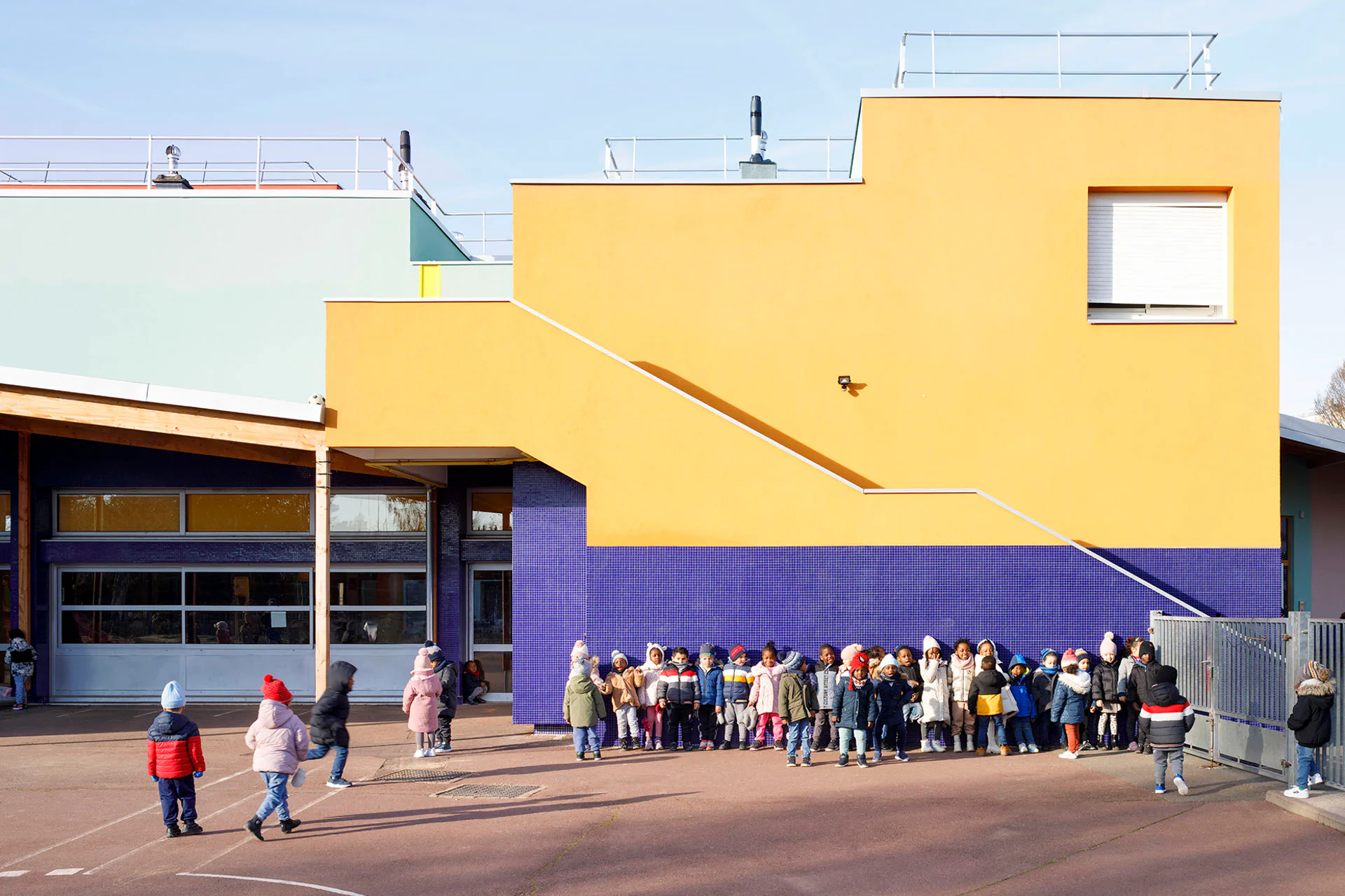 The colour and texture concept fosters the children’s curiosity.
