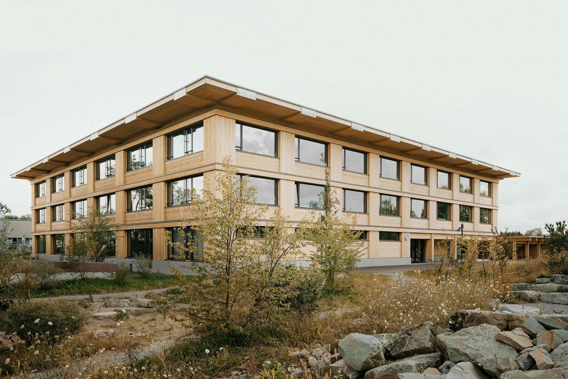 Die Fassade spiegelt die Tektonik des Gebäudes.