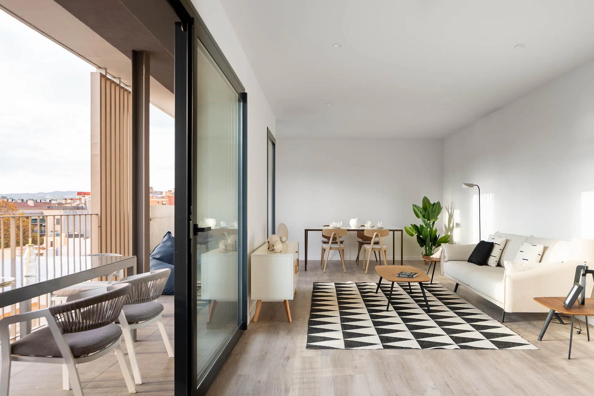 Die Wohnungen im Apartmenthaus öffnen sich mit großen Türen ins Freie.