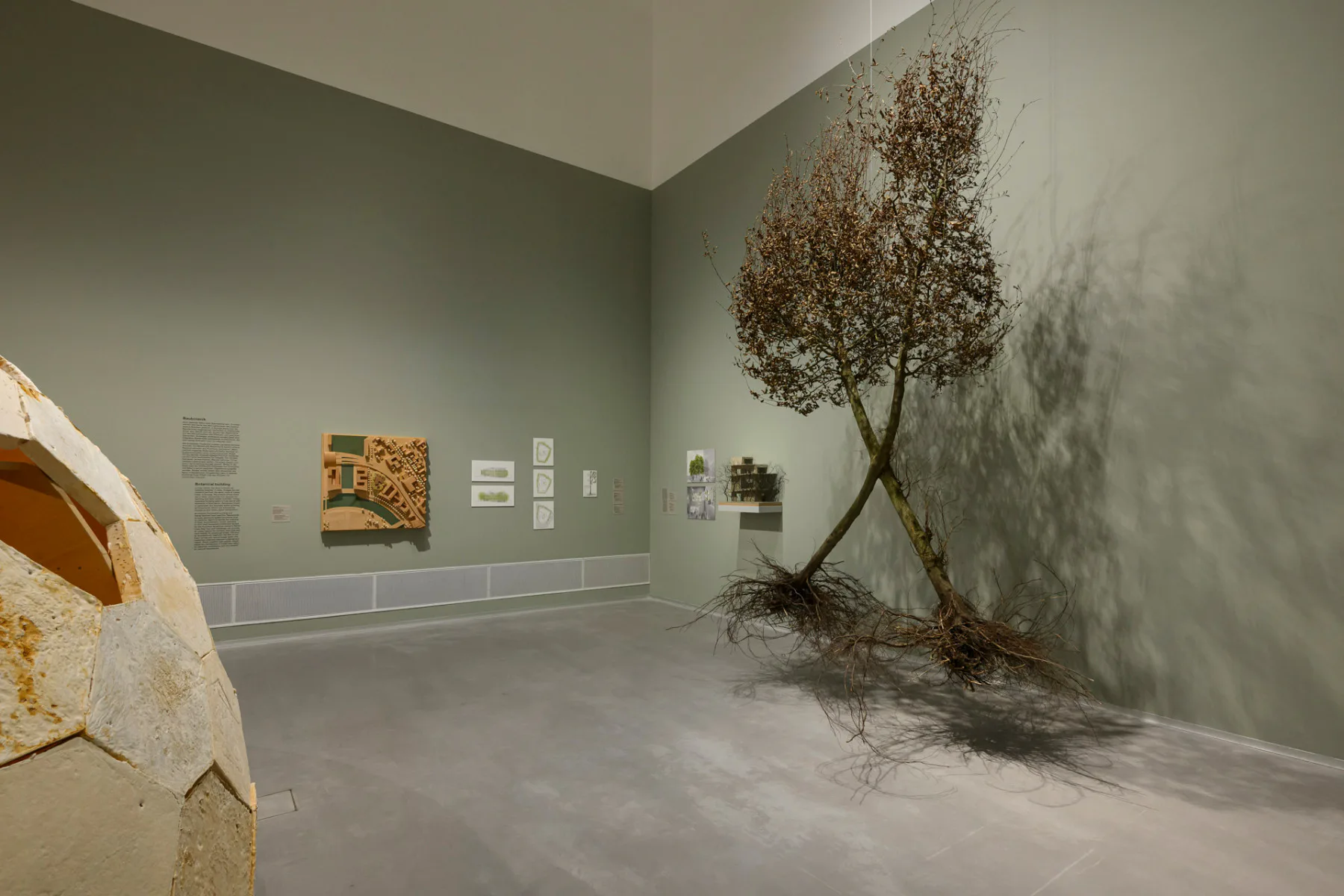 Ausstellungsansicht, Thomas Eller, THE Selbst mit großem Rasenstück, 1992, Berlinische Galerie