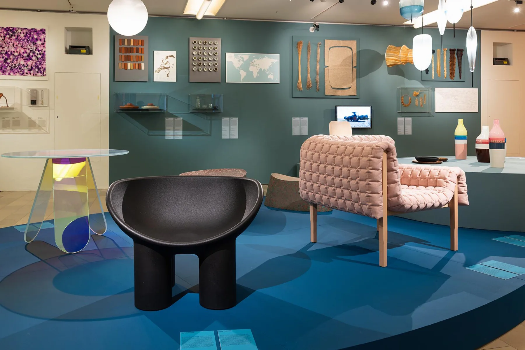 Blick in einen Ausstellungsraum der Schau „Here We Are! Frauen im Design 1900 – heute“, Möbelmuseum Wien, 2024