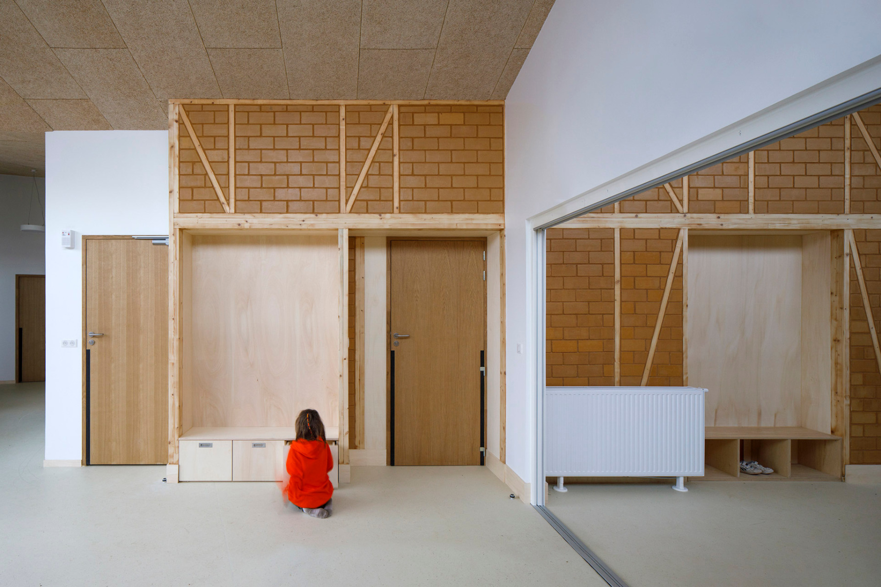 Multisensorisches Lernen: Die Holzrahmenkonstruktion der Erweiterungen wurde an zwei Wänden mit Lehmziegelmauerwerk ausgefüllt.