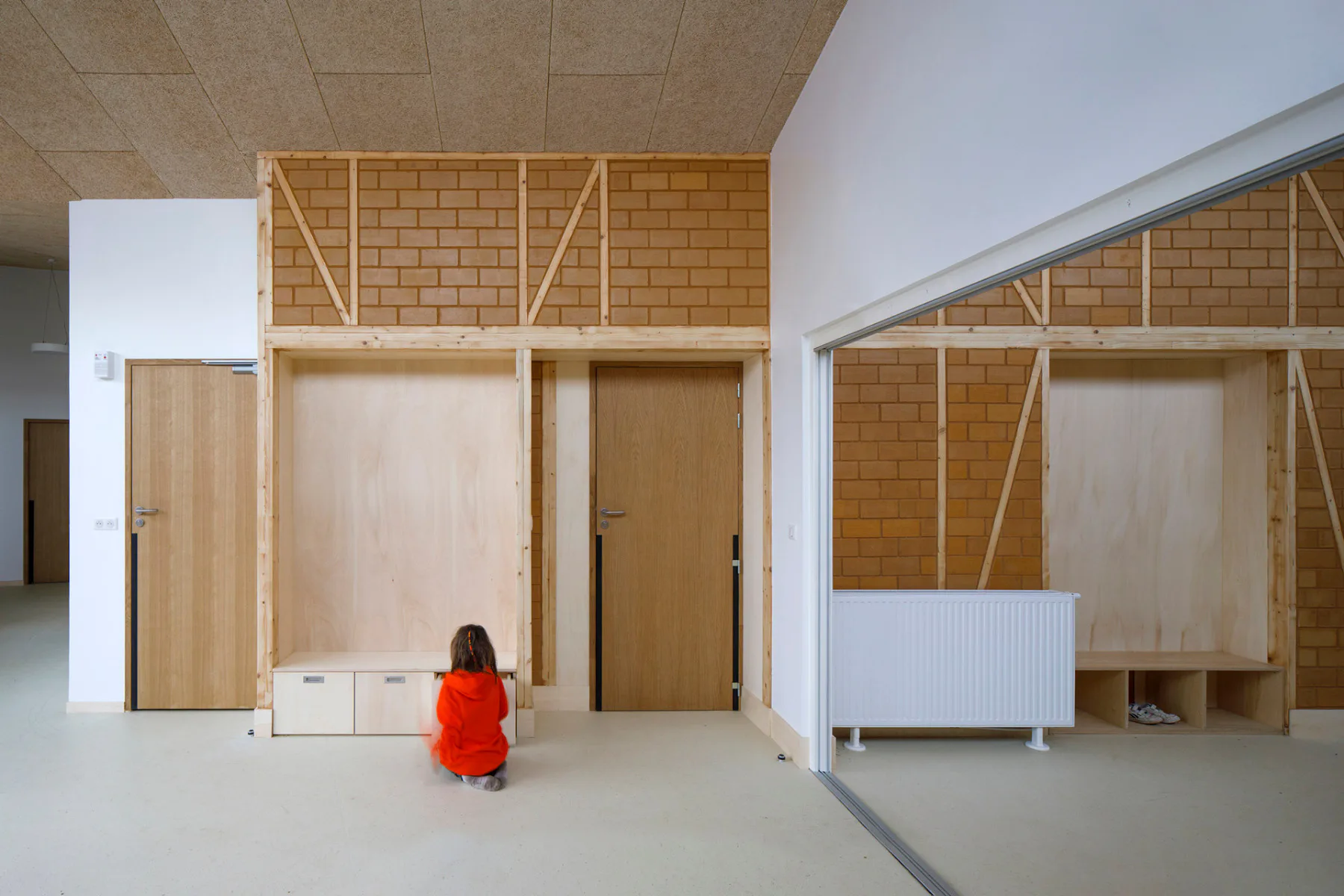 Multisensorisches Lernen: Die Holzrahmenkonstruktion der Erweiterungen wurde an zwei Wänden mit Lehmziegelmauerwerk ausgefüllt.